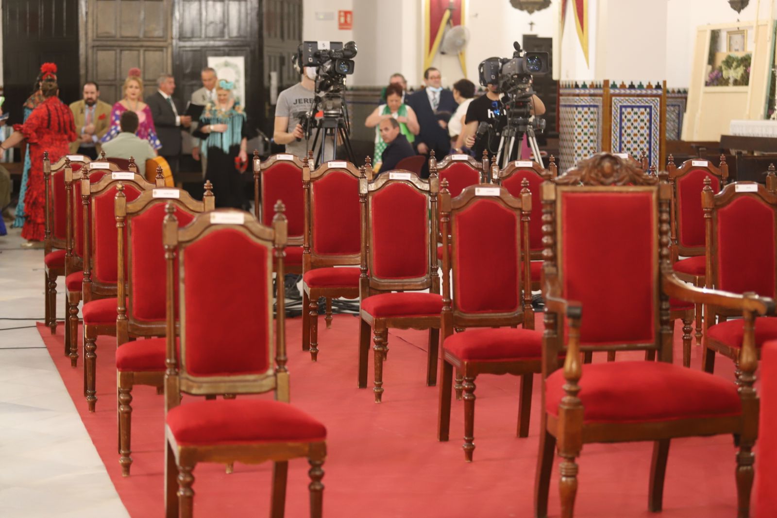 Imágenes de la misa de Pentecostés atípica y a puerta cerrada por el coronavirus, en la parroquia de la Asunción de Almonte