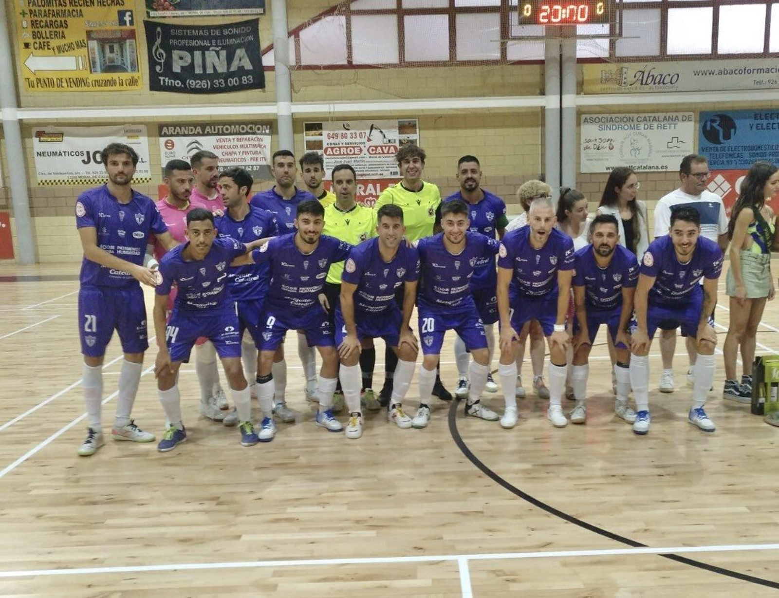 Los jugadores del Córdoba Futsal antes del duelo ante el Moral FS.
