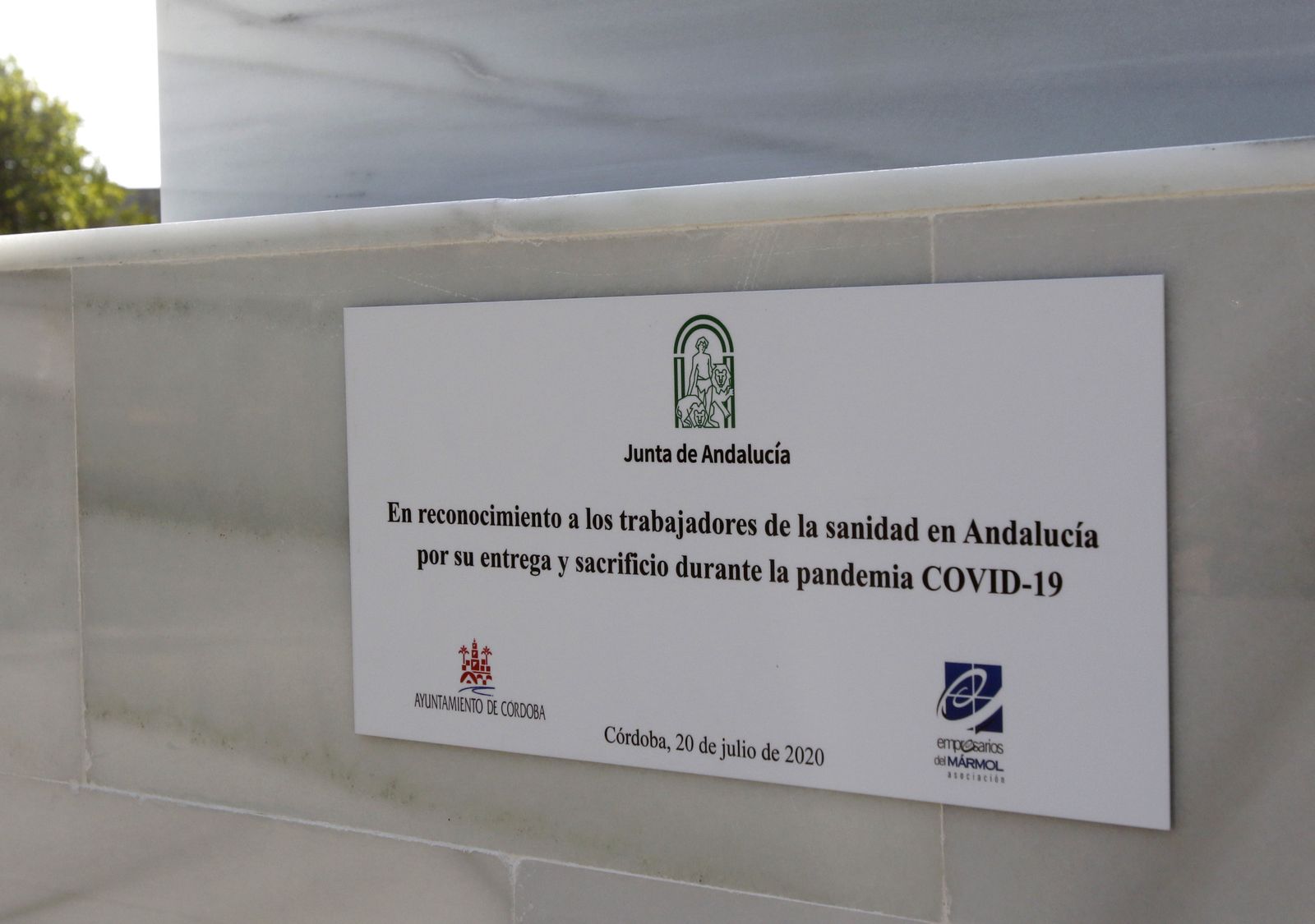 La escultura en honor a los sanitarios en Córdoba, en fotos