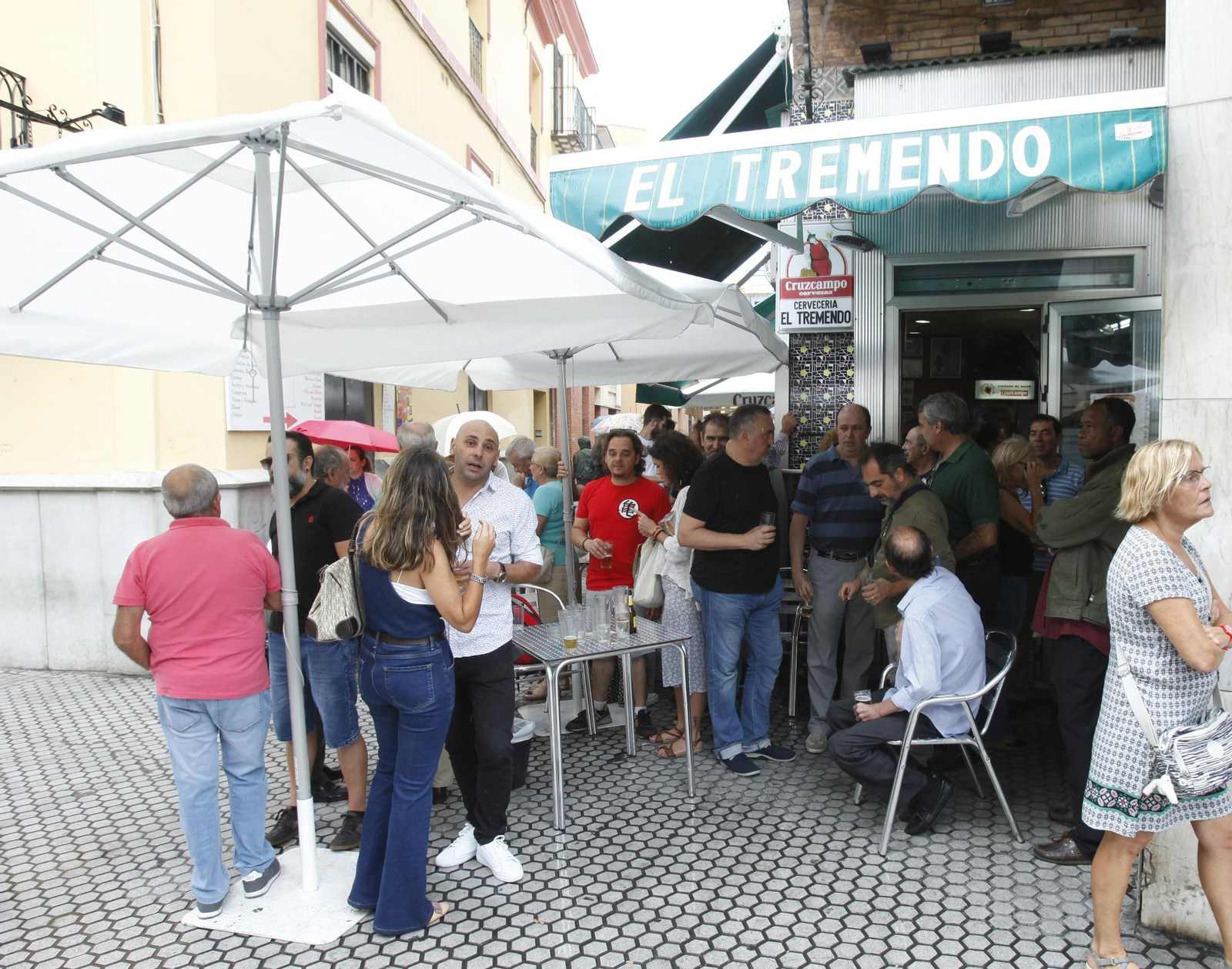 Imagen de archivo de clientes del Tremendo bebiendo cerveza de pie y en la calle.