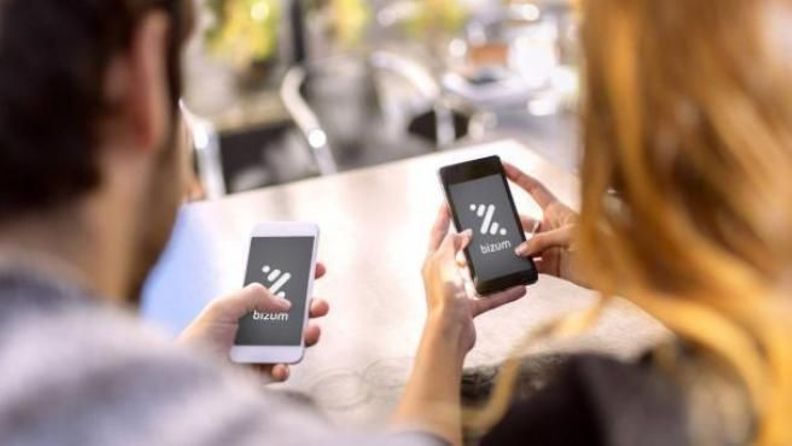 Personas haciendo uso de bizum.