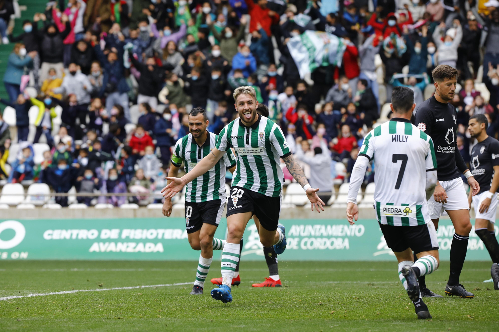 Antonio Casas celebra un gol junto a De las Cuevas y Willy Ledesma.