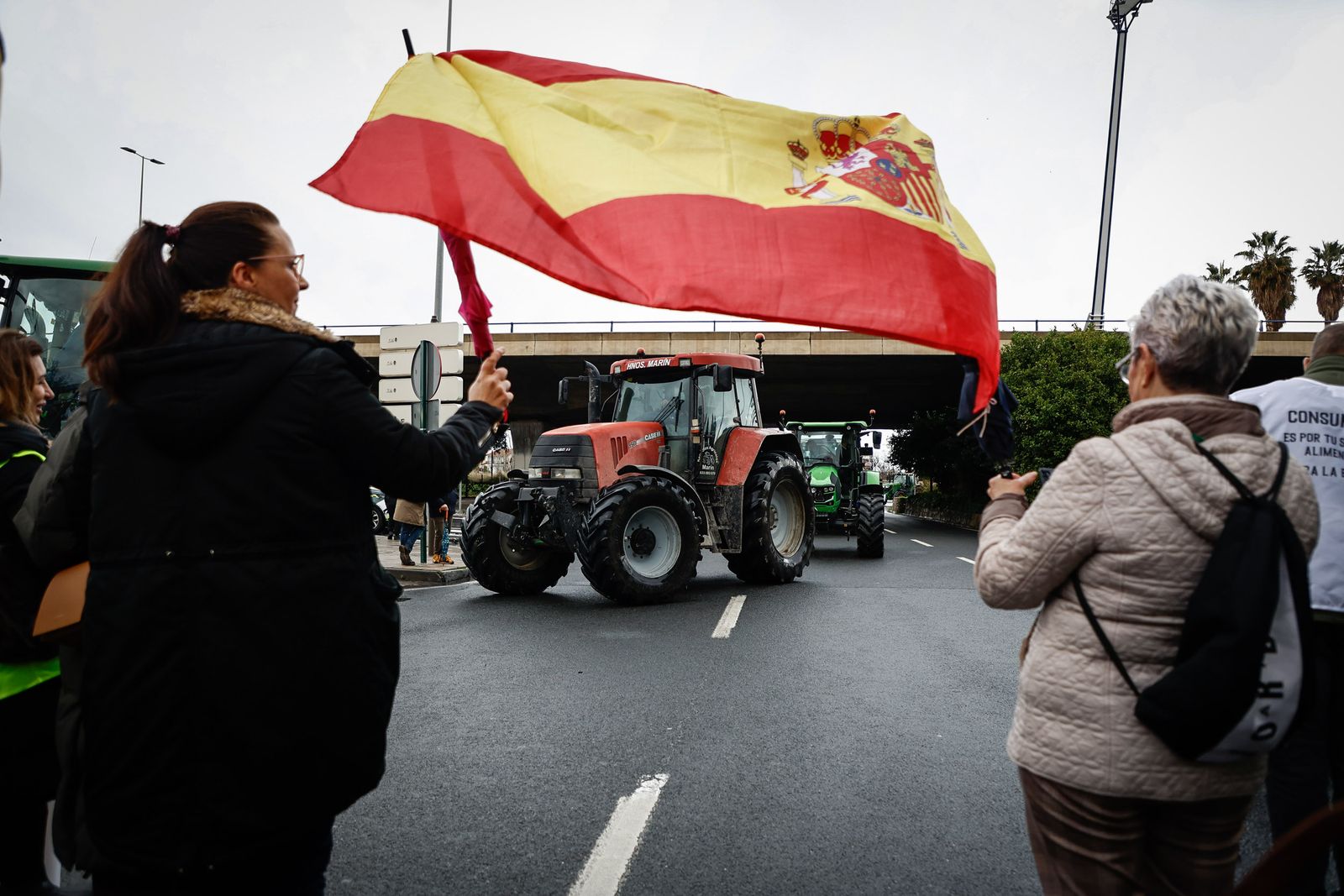 Las mejores imágenes de la tractorada que ha paralizado Granada bajo la lluvia