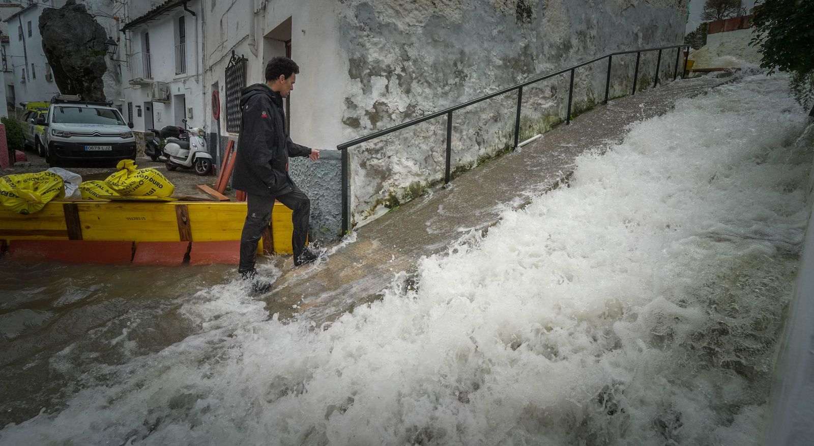 Imágenes de los torrentes de agua por las calles de Ubrique