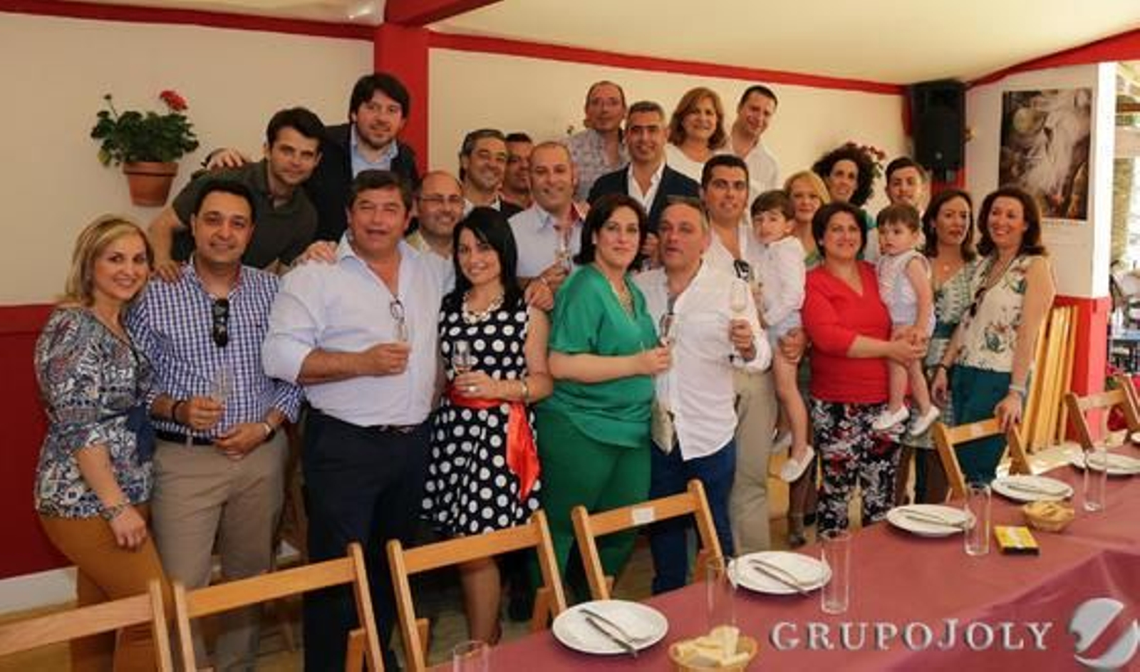 Un grupo posa tras un ameno almuerzo en una de las casetas del Real. 

Foto: Miguel Angel Gonzalez