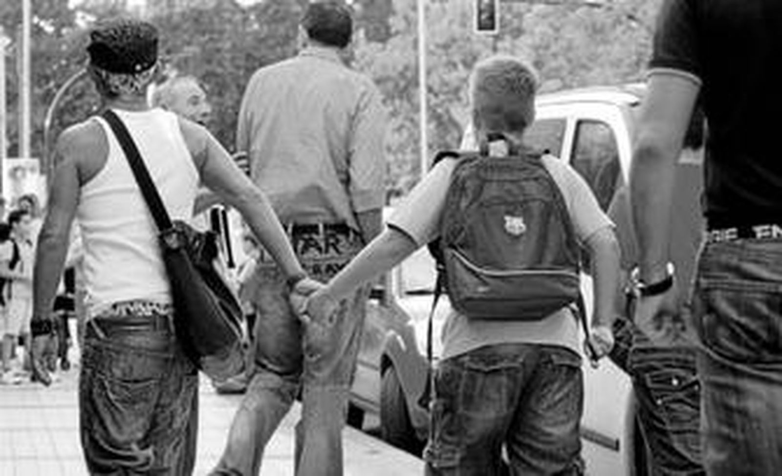 Un padre acompaña a su hijo al colegio.
