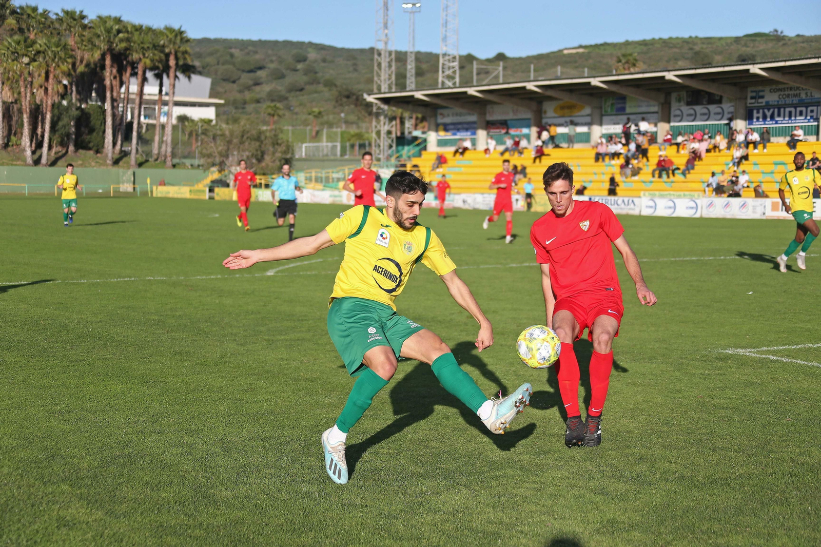 Dani Guerrero intenta rematar un balón ante el Sevilla C.