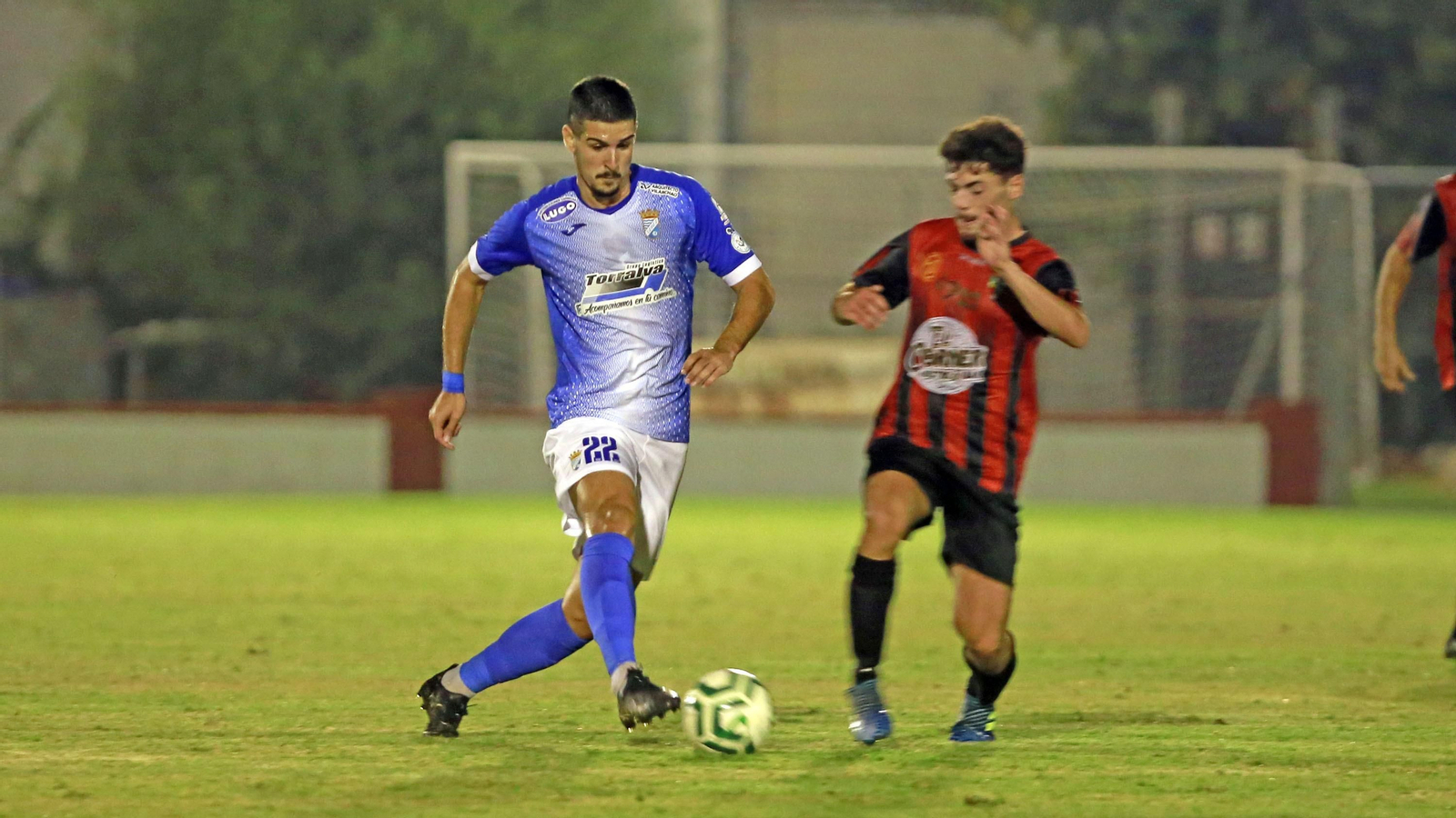 El xerecista Orihuela conduce el balón durante el partido contra la Roteña.