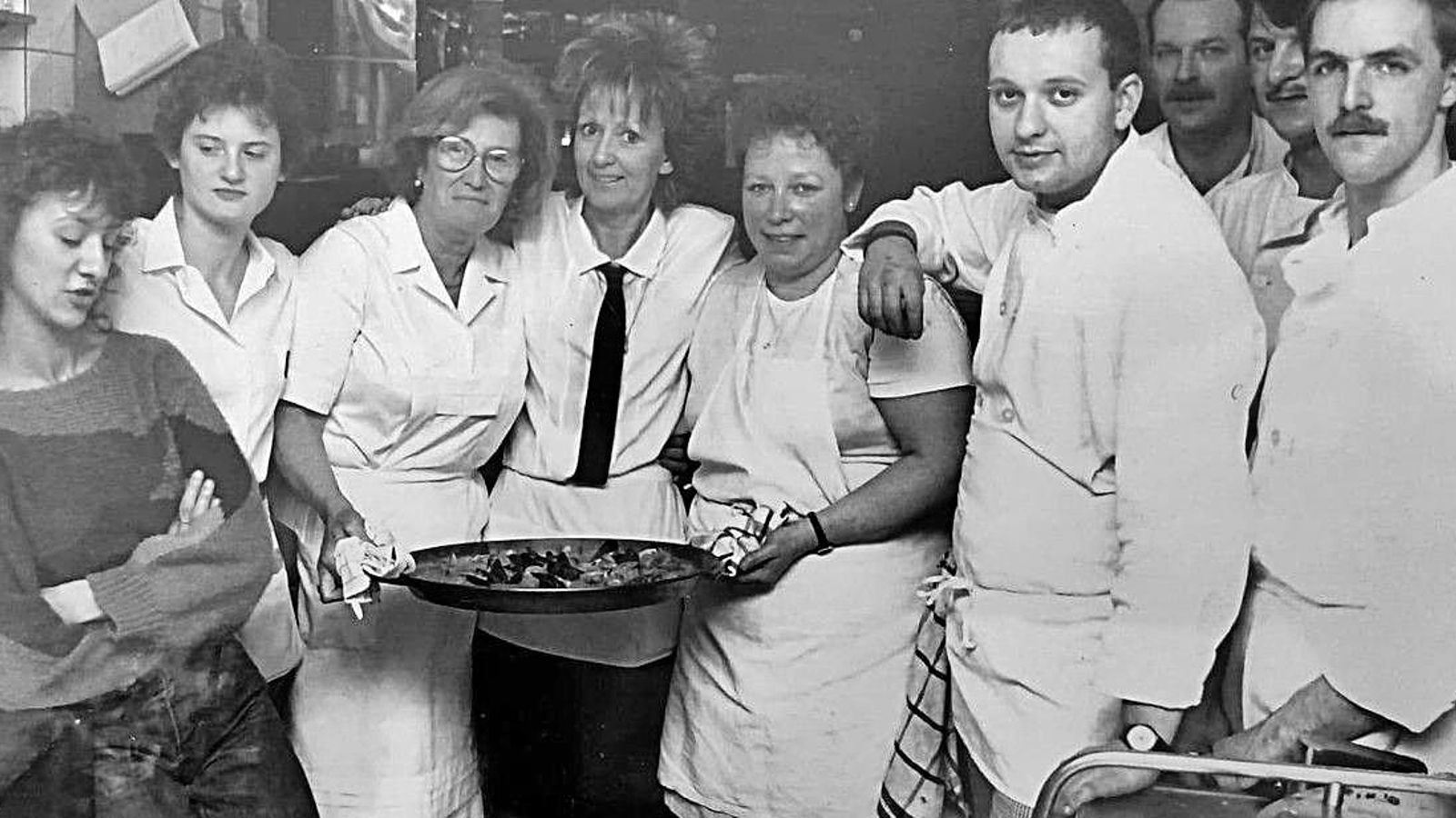 Lalo Grosso con parte del personal en uno de sus numerosos catering.