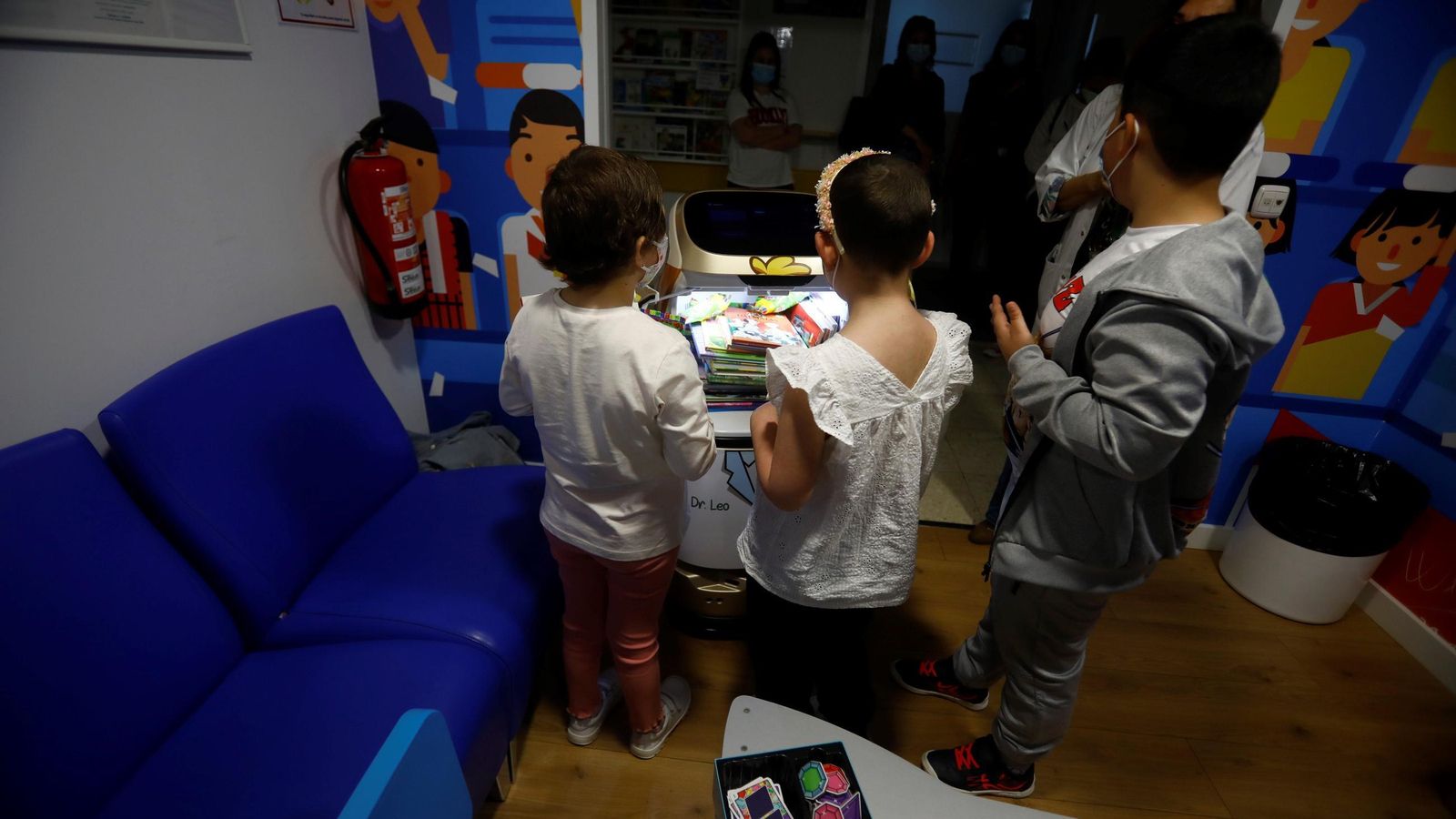 Laura, Diana y Mateo cogen un libro del Doctor Leo.