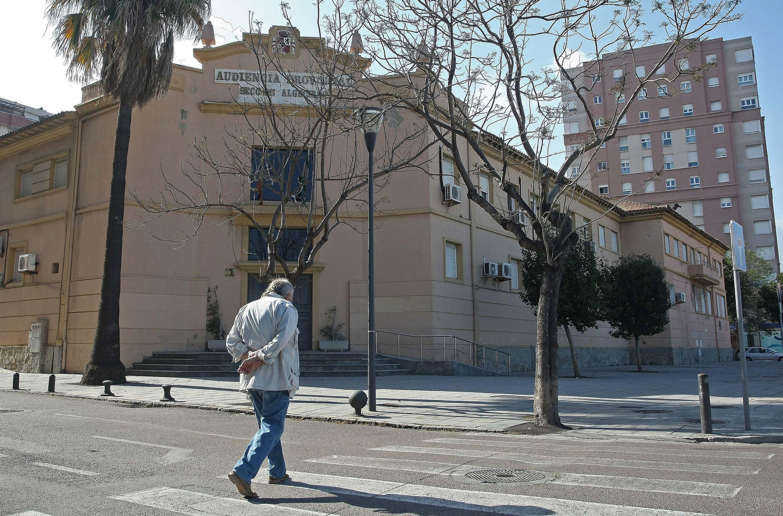 Un hombre pasa delante de la sede de la sección algecireña de la Audiencia Provincial
