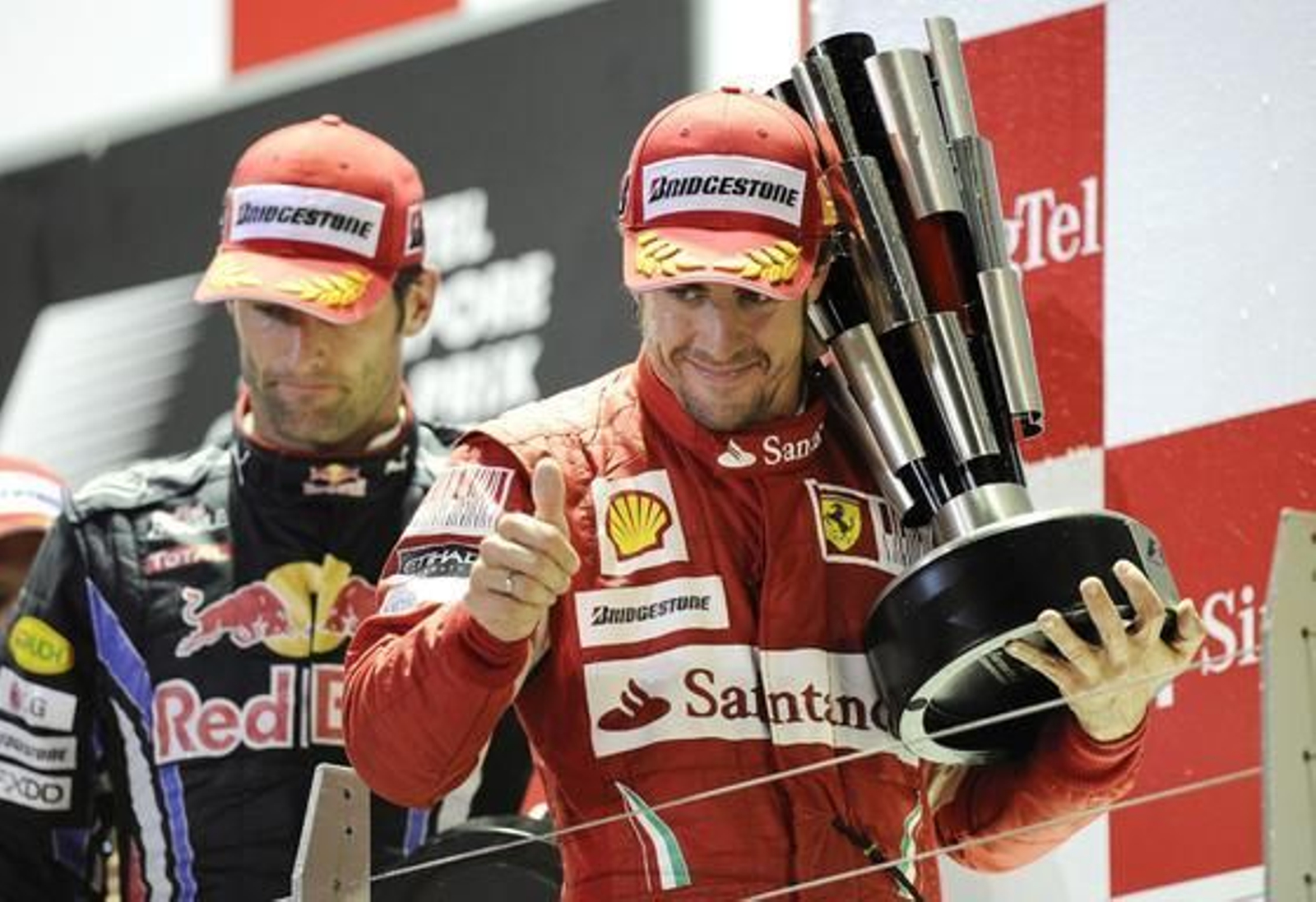 Fernando Alonso se acerca al liderato del Mundial tras ganar el Gran Premio de Singapur. / EFE