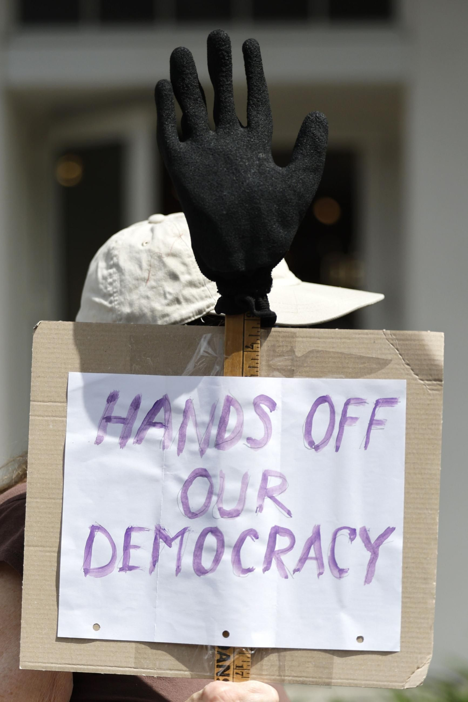 Miles de manifestantes contra Trump y Musk en EEUU: "¡Quita tus manos!"