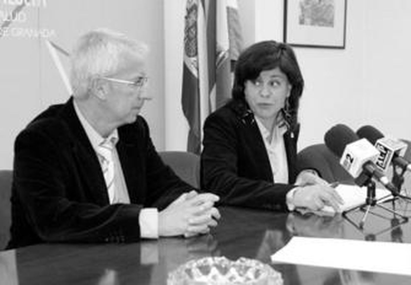 La delegada de Salud y el director de Salud Responde hicieron ayer balance del servicio en 2007.