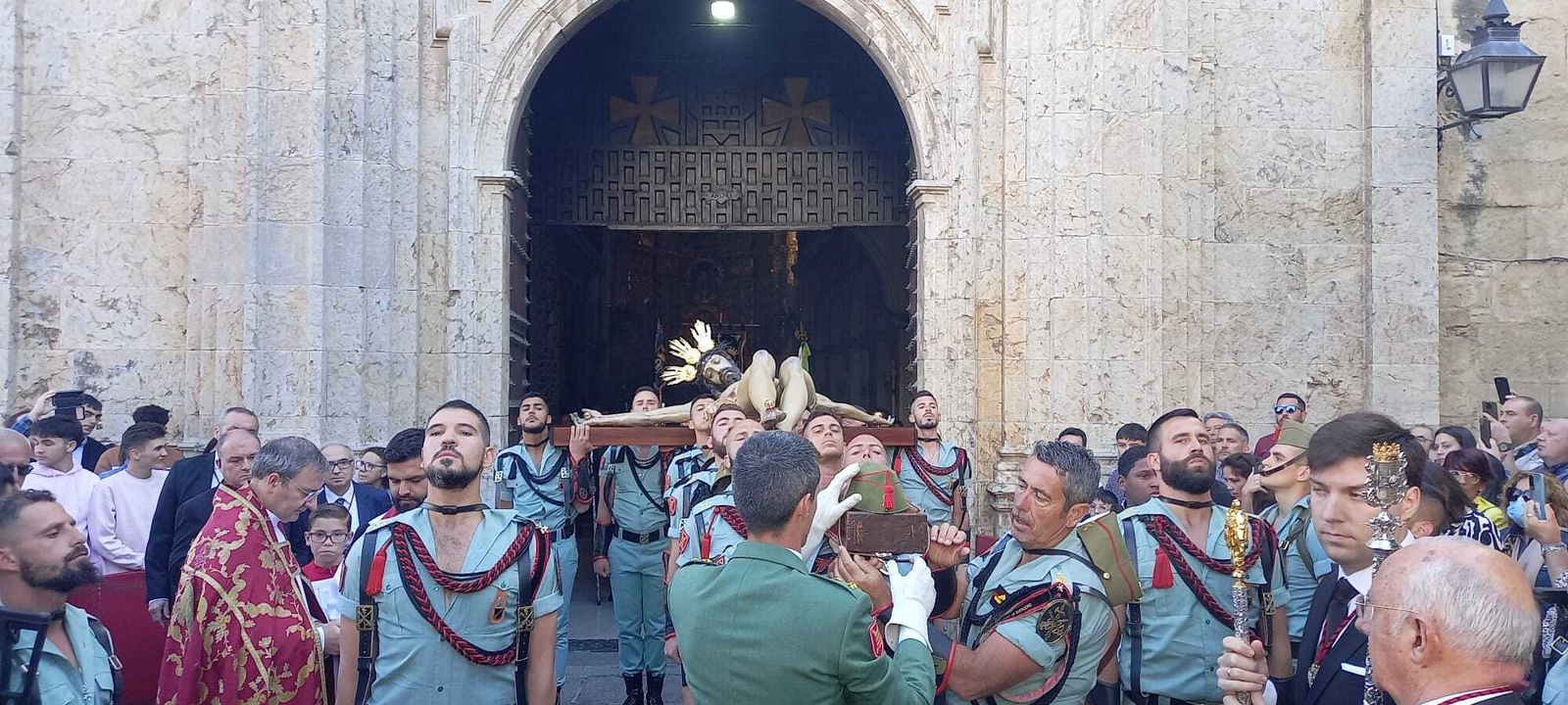 Vía crucis del Cristo de la Caridad acompañado por el Tercio de la Legión.