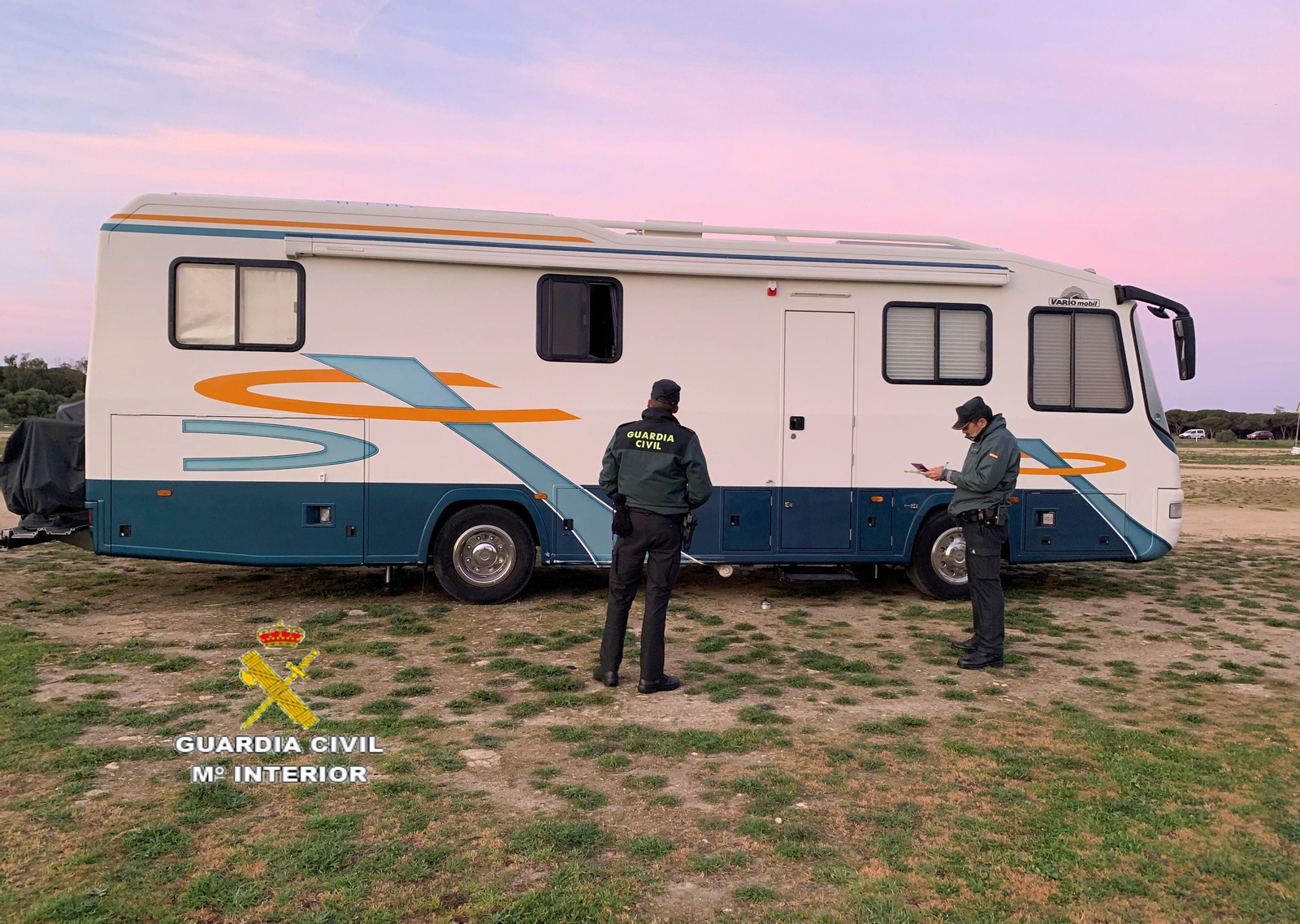 La Guardia Civil desmantela un campamento ilegal asentado en el término municipal de Tarifa.