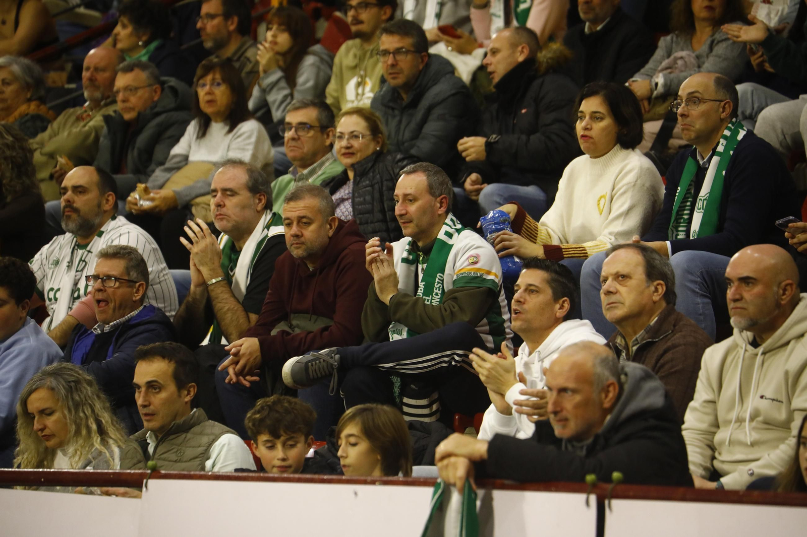 Las mejores fotos del ambiente en Vista Alegre para el Coto Córdoba - Baloncesto Valladolid