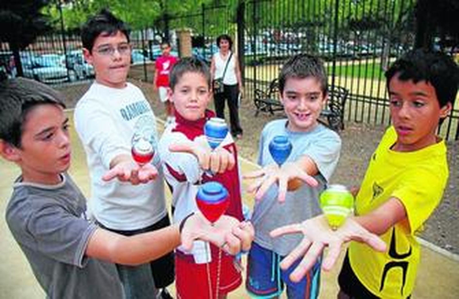 El tradicional baile de la peonza no pasa de moda