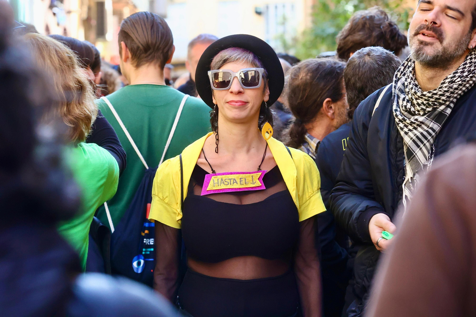 Cientos de personas salen a las calles de Málaga en apoyo a La Invisible, en fotos