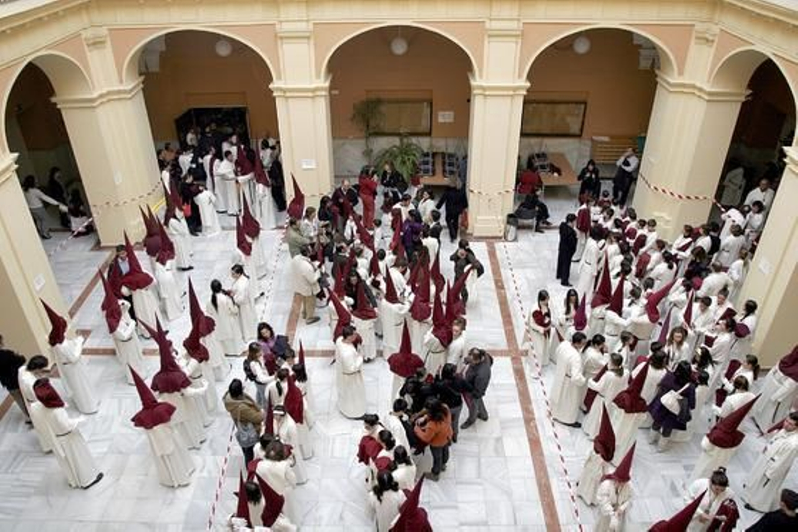 La ciudad se echó a la calle para acompañar a los pasos. Fotos: Espínola / Begoña Mora