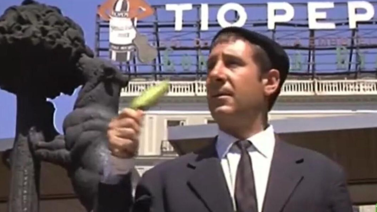 Alfredo Landa ante el anuncio del Tío Pepe de la Puerta del Sol.