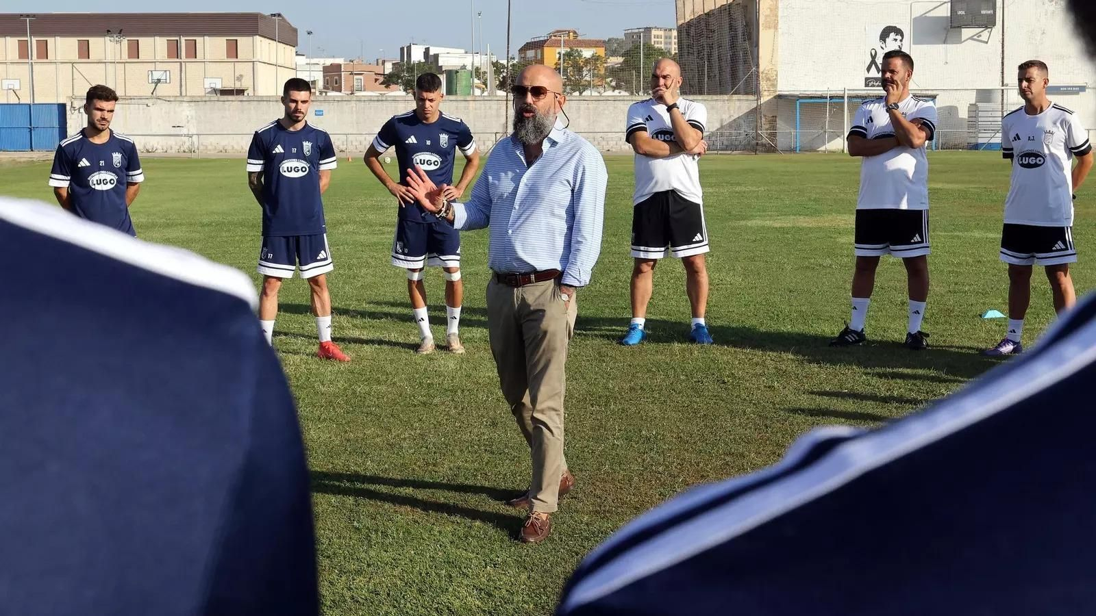 Juan Luis Gil se dirige a la plantilla el pasado jueves antes de iniciar la pretemporada.