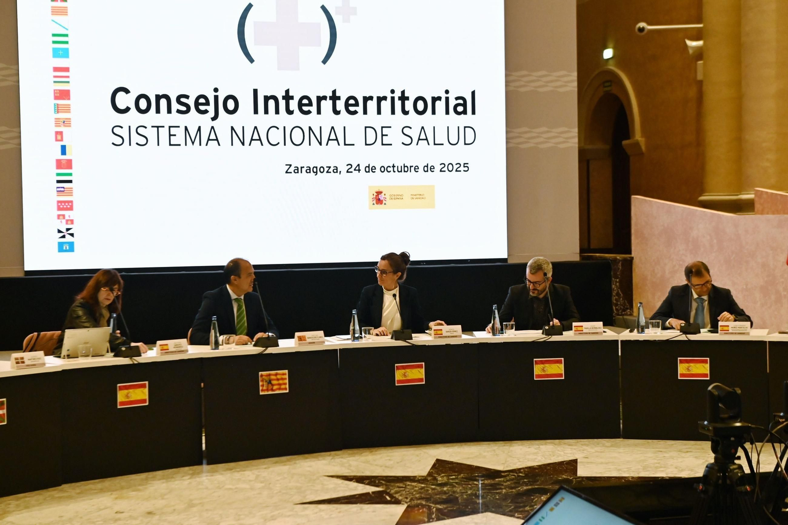 La ministra de Sanidad, Mónica García, en el centro, en el pleno del Consejo Interterritorial del Sistema Nacional de Salud, este viernes en Zaragoza.