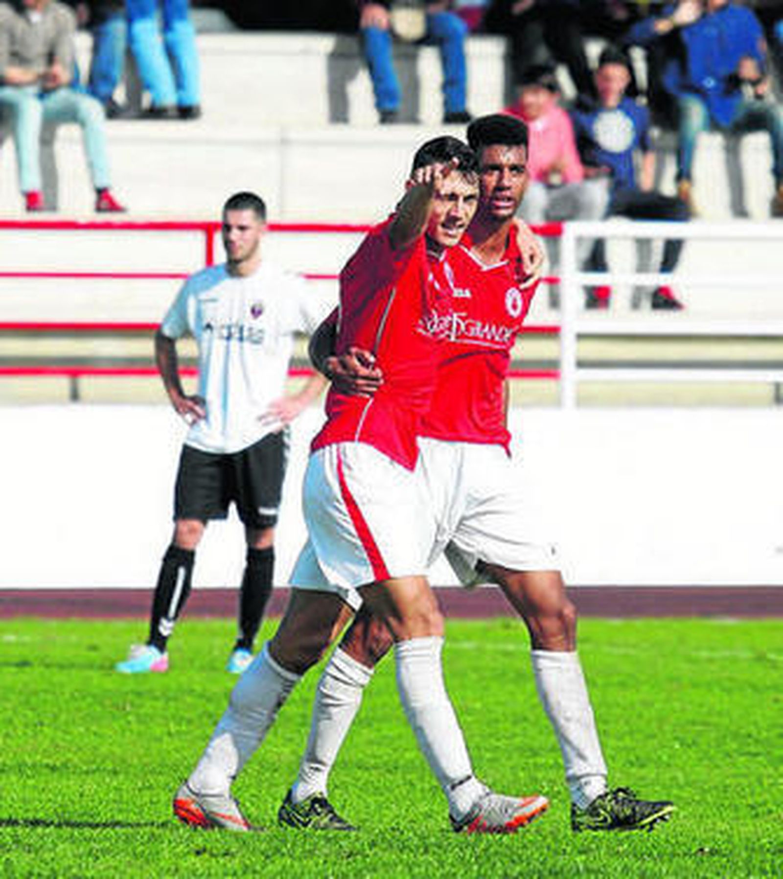 Stoichkov celebra con Pablo de Castro su segundo gol de ayer.