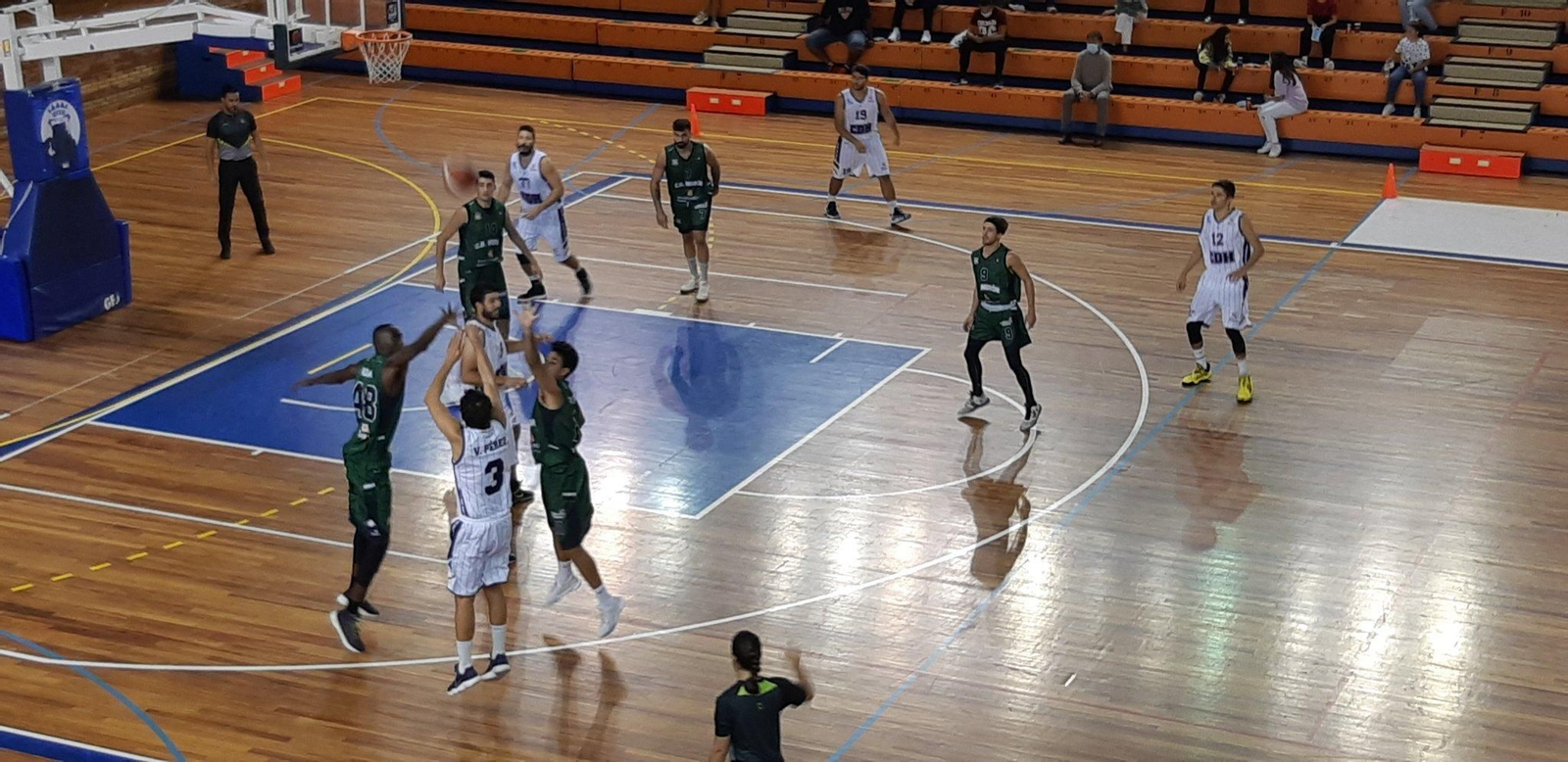 Víctor Pérez lanza un triple durante el CB Huelva-Morón de pretemporada.