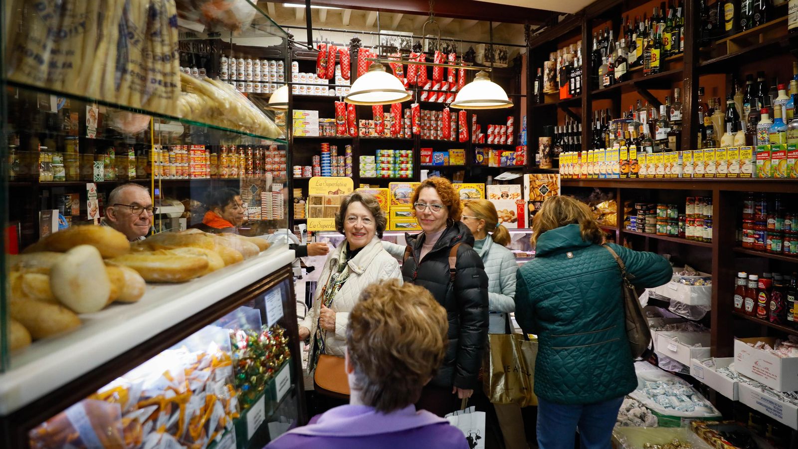 El trasiego en la tienda no cesa en estos días en los que se llenan las despensas con los mejores productos.