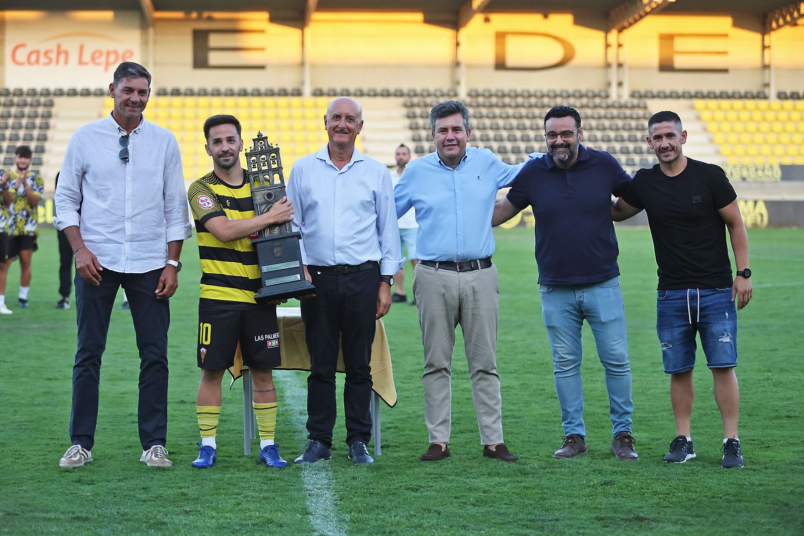 Imágenes del Trofeo de la Bella entre el San Roque de Lepe y el Recreativo de Huelva