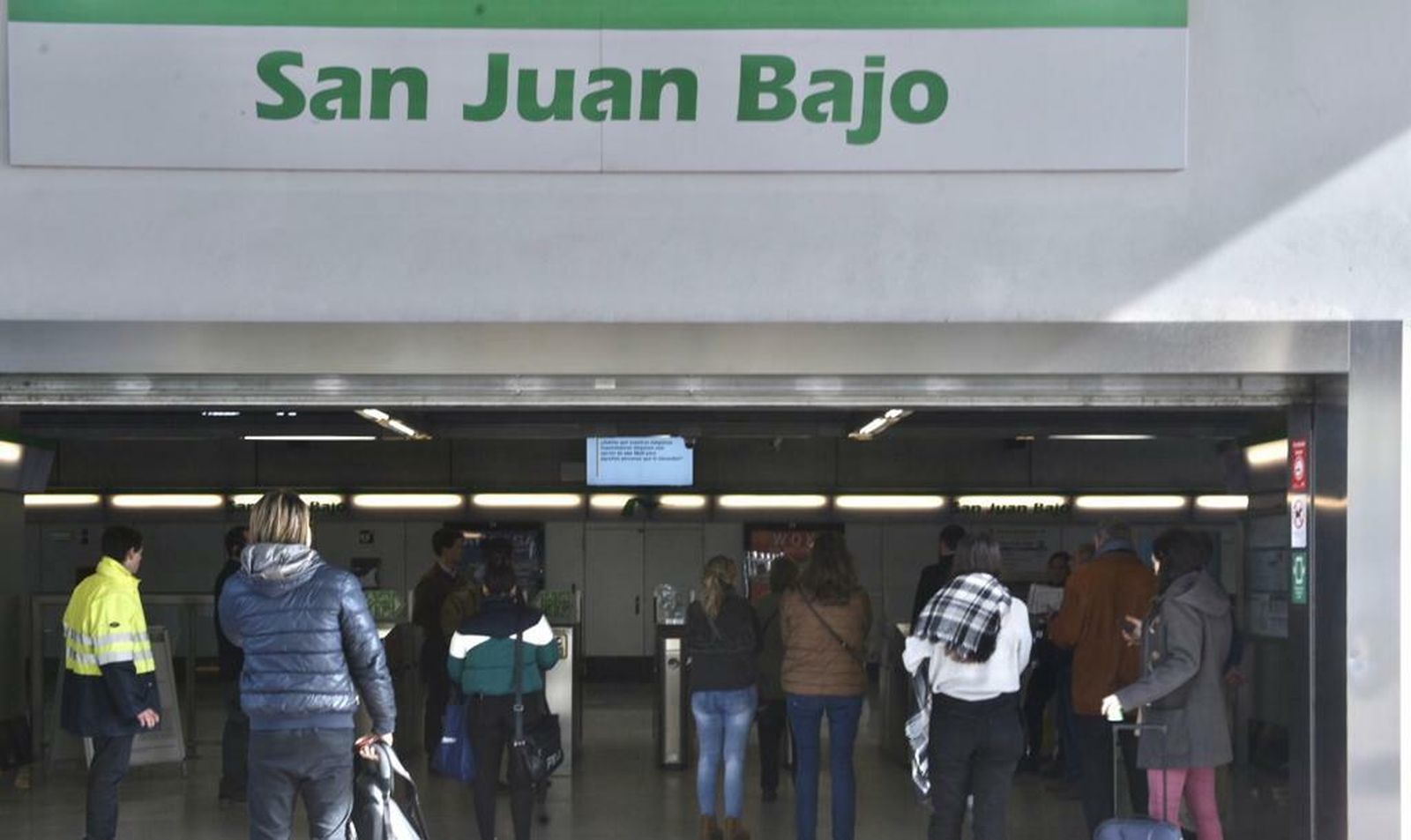 Viajeros entrando en la estación San Juan Bajo tras restablecerse el servicio.