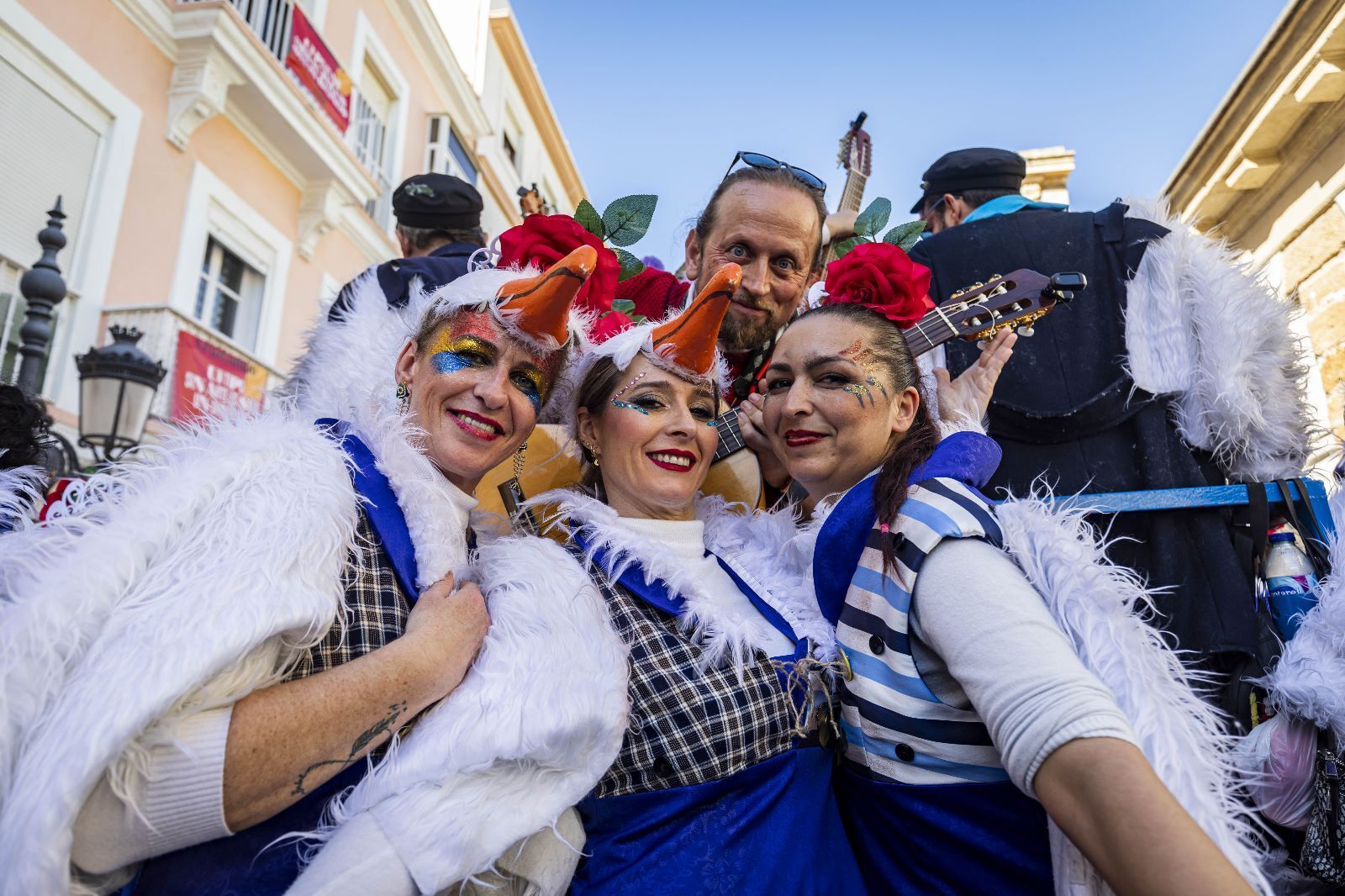 Las imágenes del Domingo de Piñata del Carnaval de Cádiz 2023.
