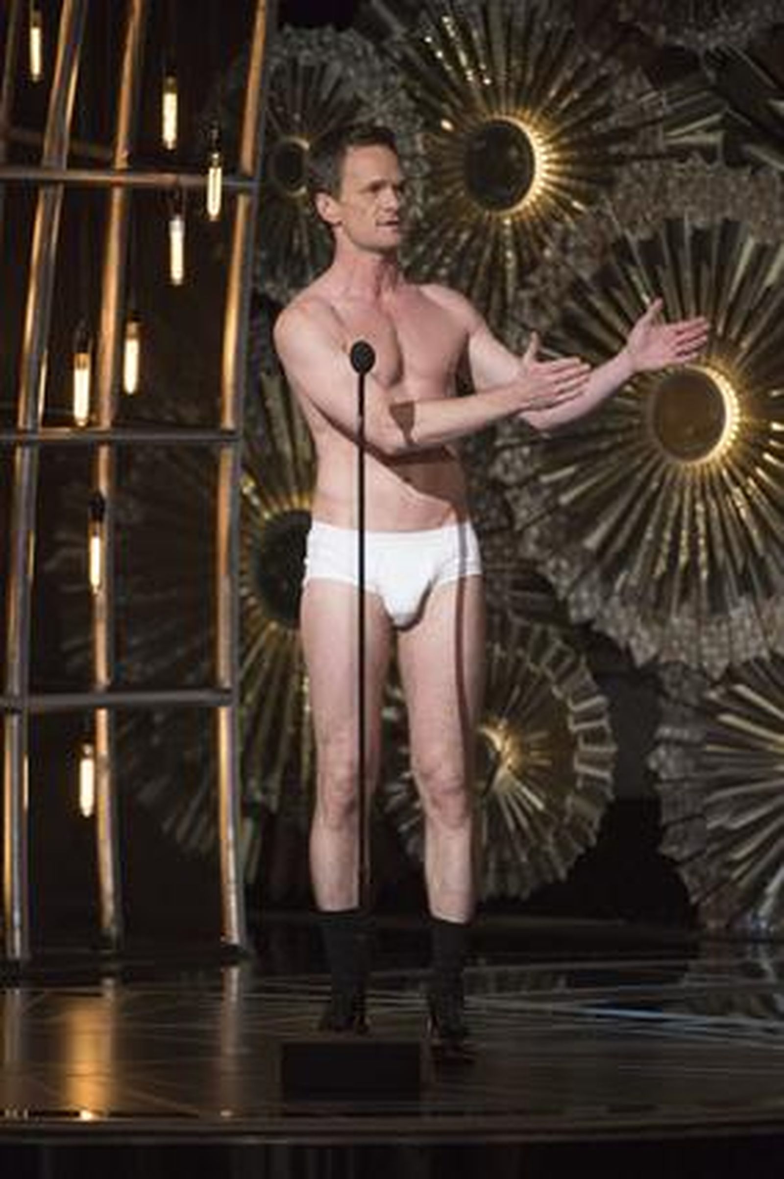 Neil Patrick Harris puso el punto de humor a la noche poniéndose en calzoncillos como en la película 'Birdman'.

Foto: EFE