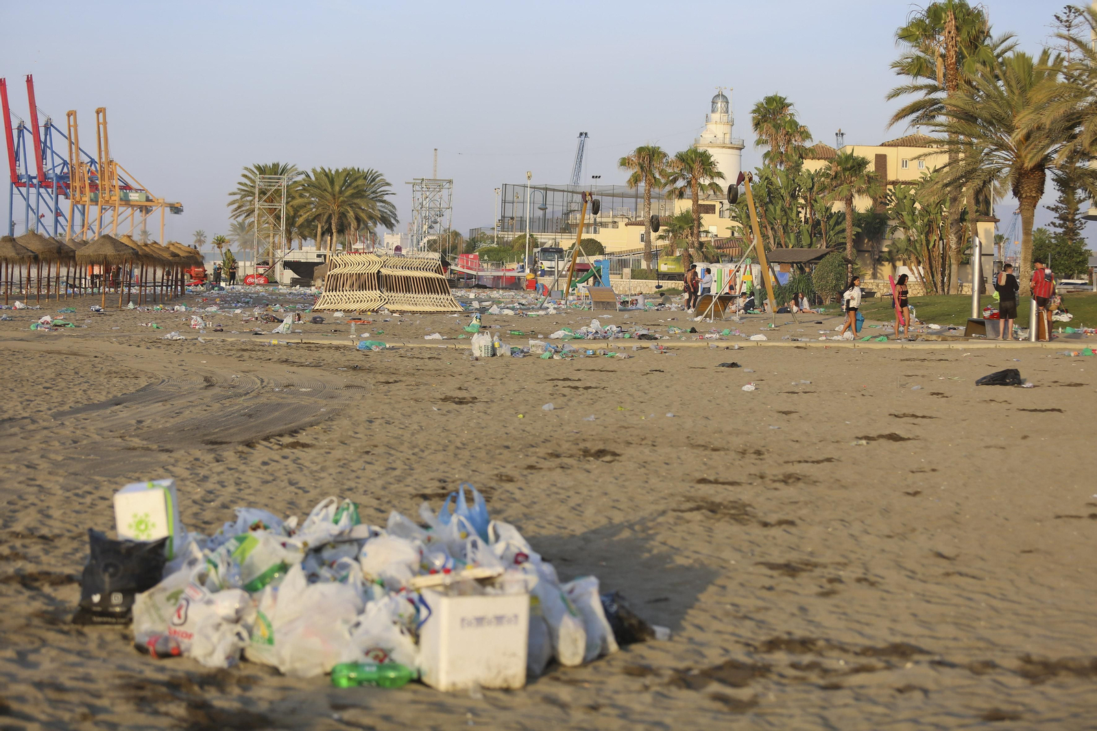 Las fotos de la basura en las playas de Málaga tras San Juan