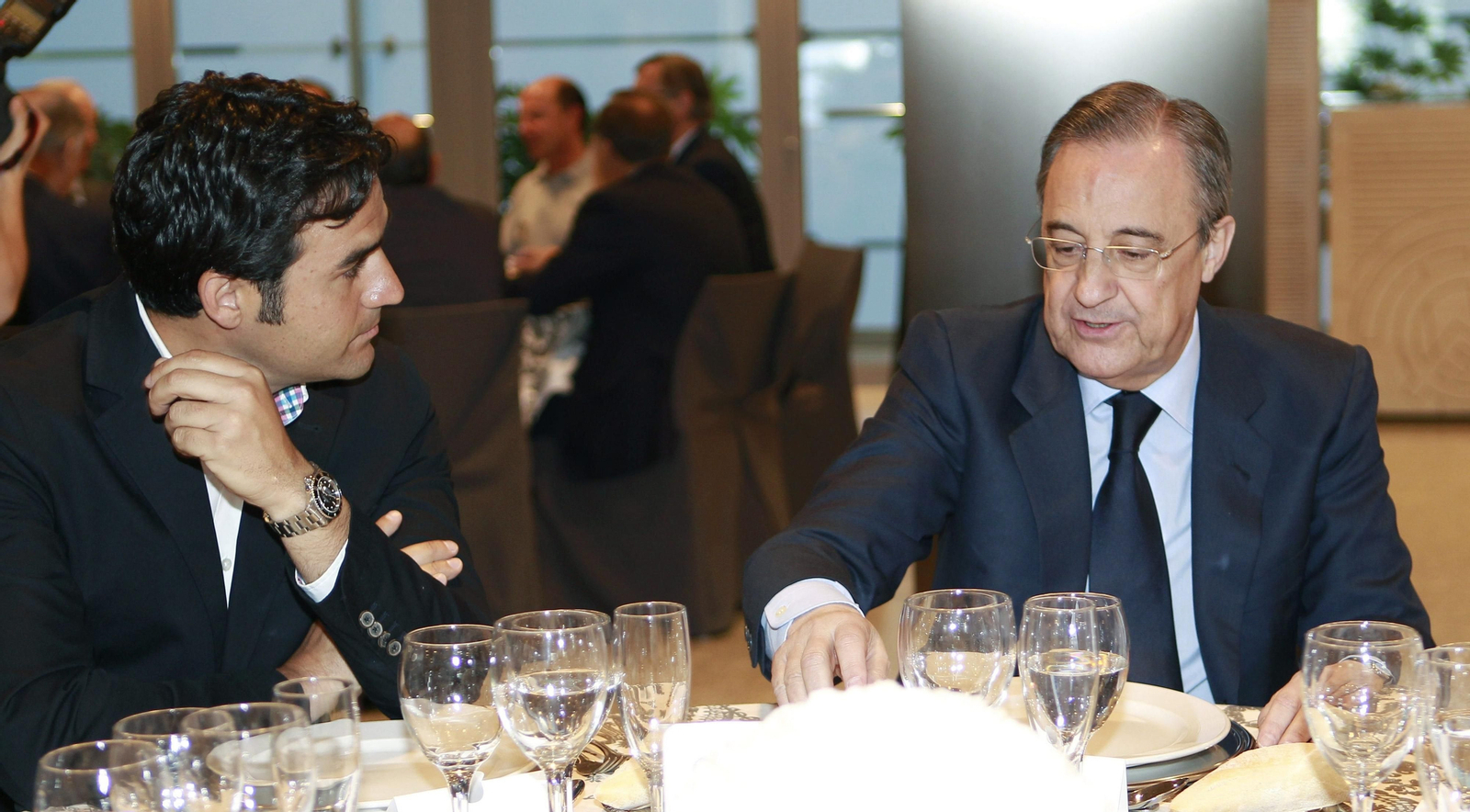 Toril dialoga con Florentino Pérez durante una comida en su etapa como técnico del Castilla. Toril dialoga con Florentino Pérez durante una comida en su etapa como técnico del Castilla.
