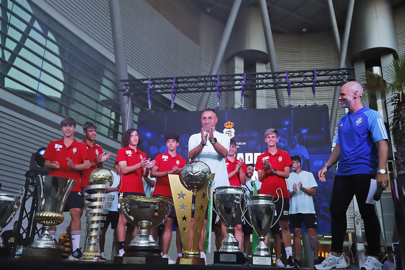 Imágenes de las nuevas equipaciones del Recreativo de Huelva para la temporada 2023/24