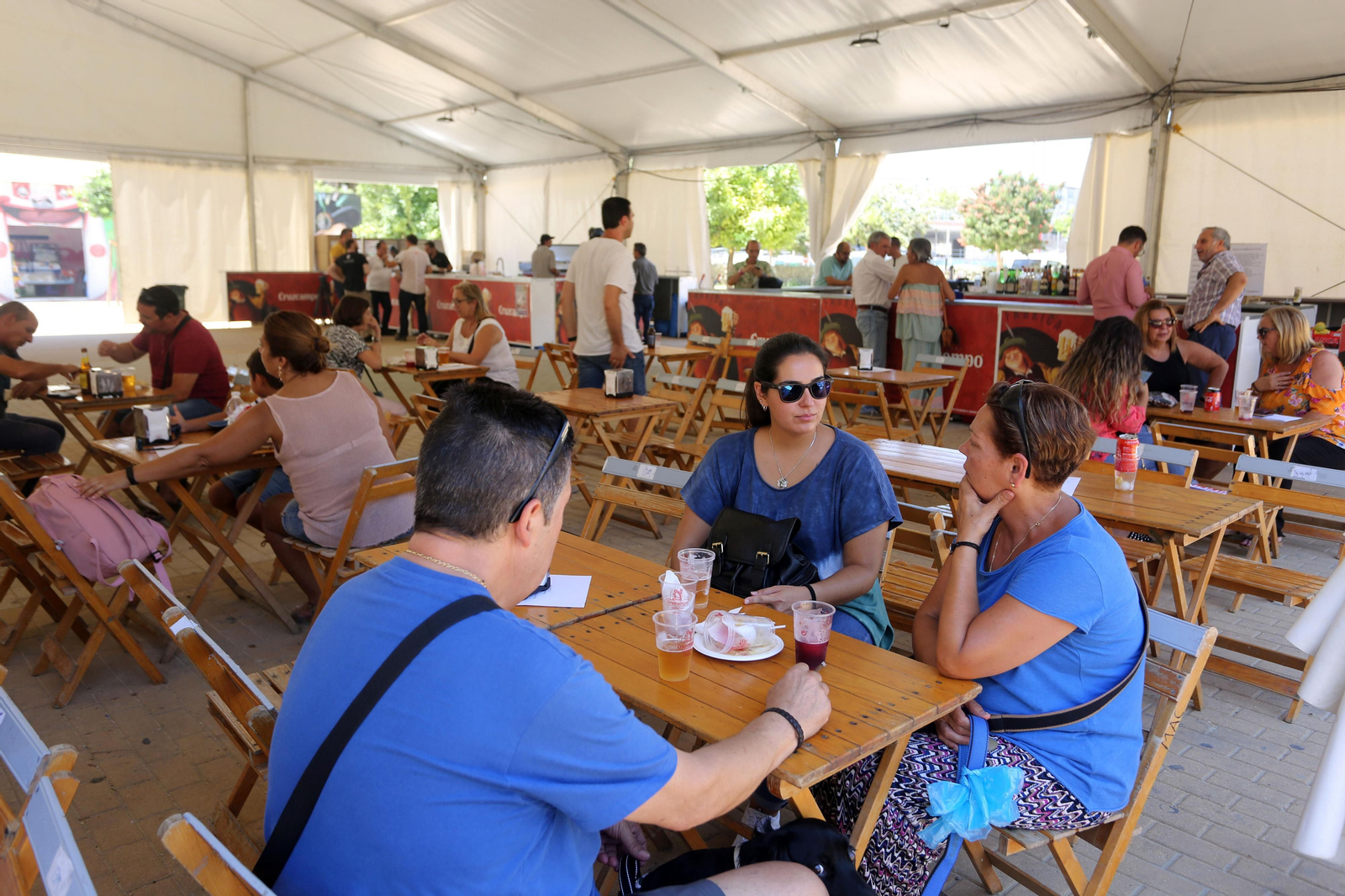 Imágenes del ambiente de Jueves en las Colombinas de día de Isla Chica