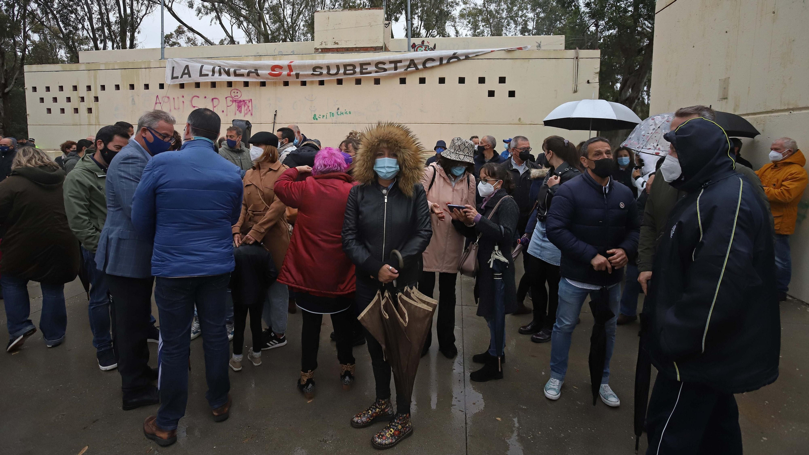 Fotos de la concentración contra la subestación de Red Eléctrica en La Línea