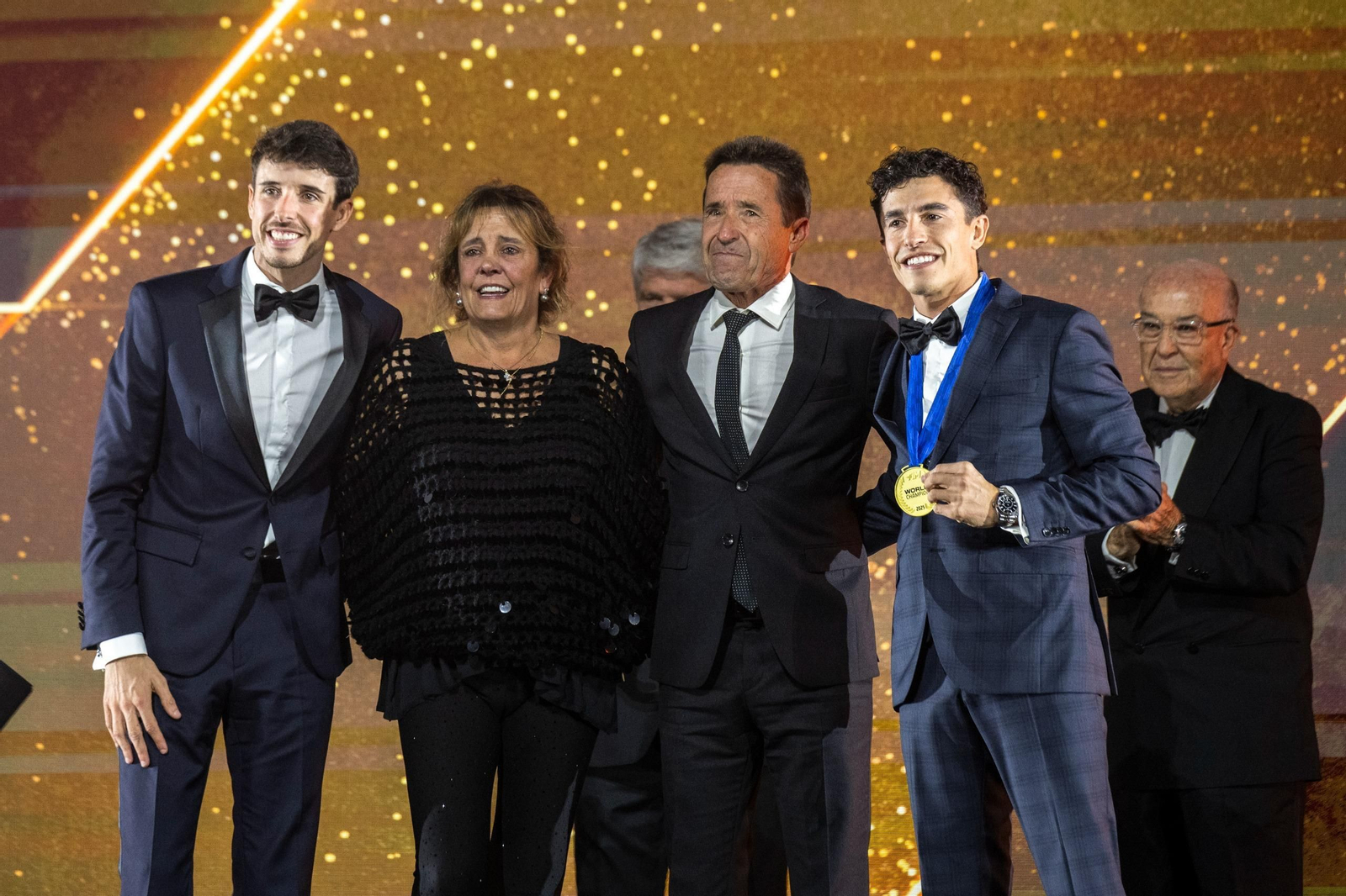 Emotivo gesto de Marc y Álex Márquez, campeón y subcampeón de MotoGP, de reunir a sus padres en la celebración de sus éxitos.