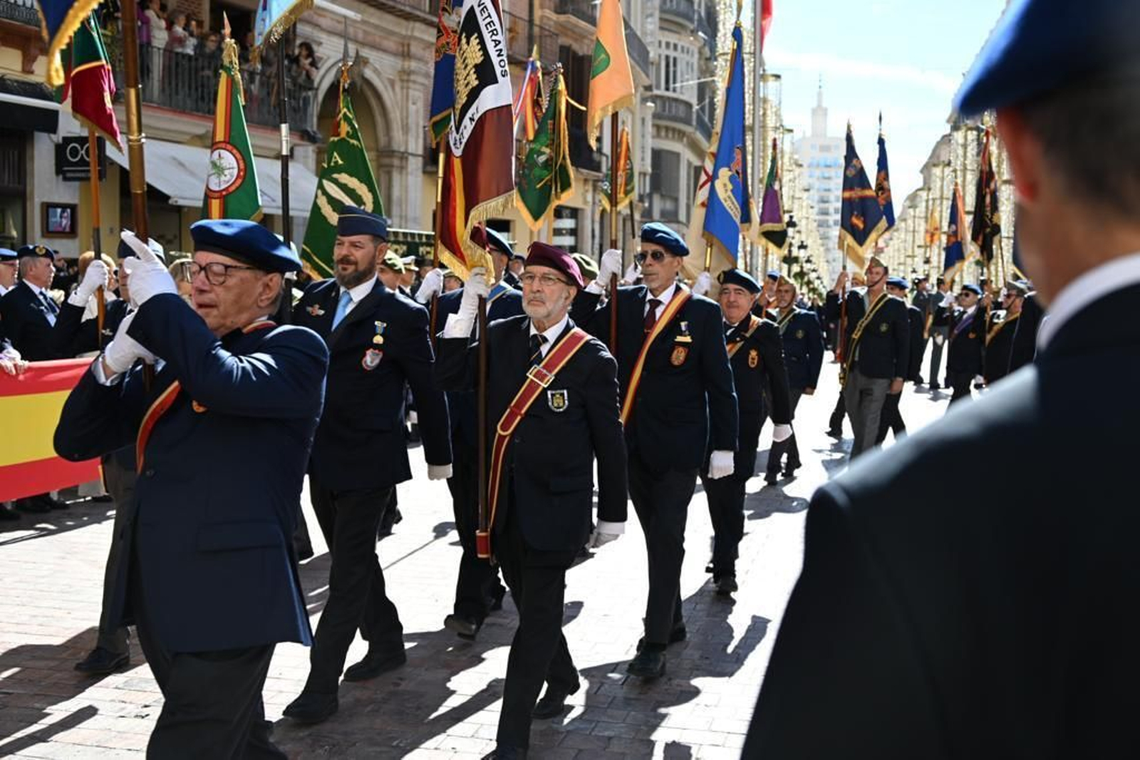 Desfile de los militares y guardias civiles este jueves en la plaza de la Constitución.