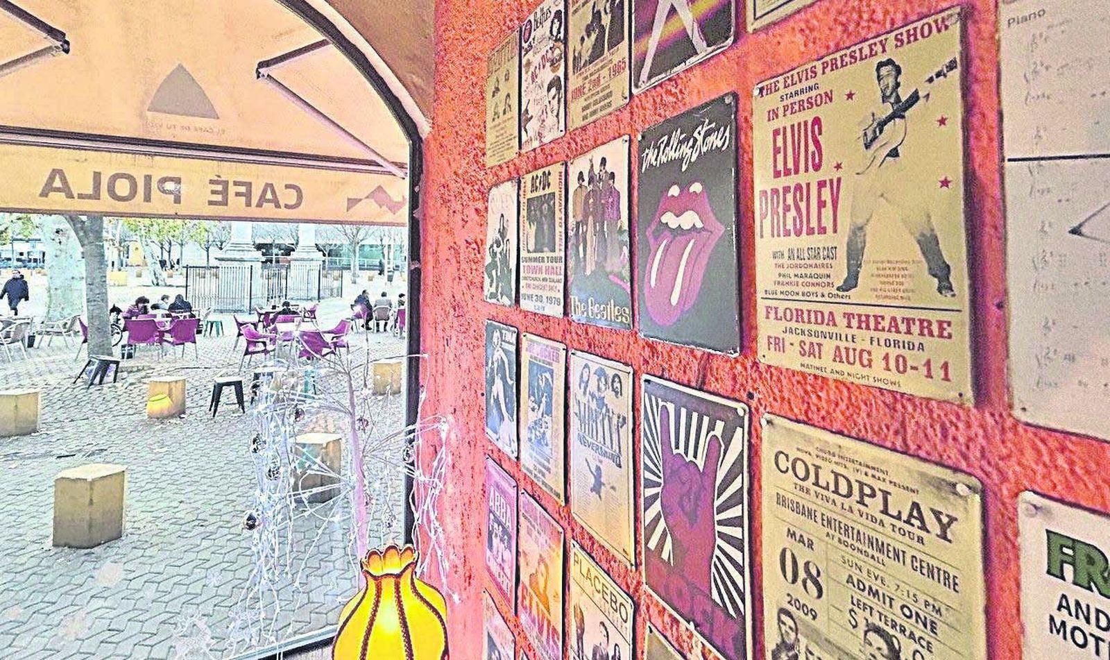 Elvis en Café Piola