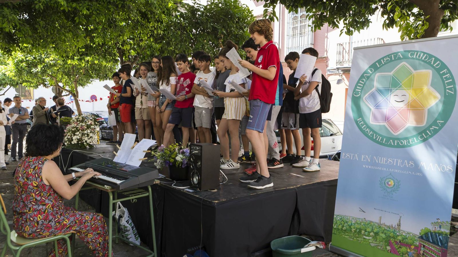 Jornada festiva en torno al árbol en la Plaza de San Leandro.