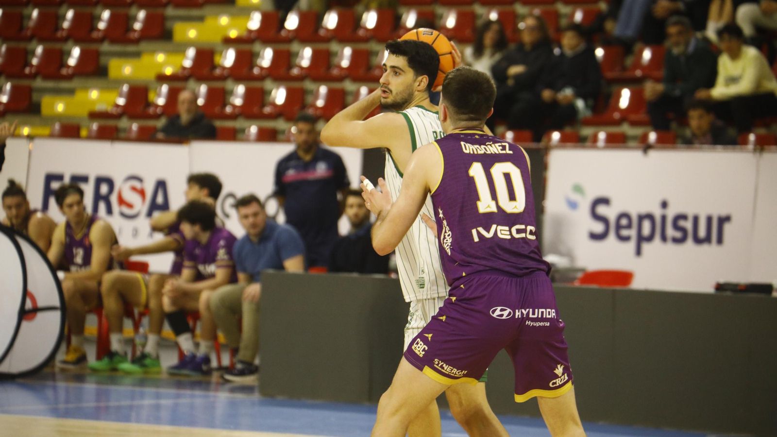 Alejandro Rodríguez protege la bola en un ataque del Coto Córdoba ante el Baloncesto Valladolid.