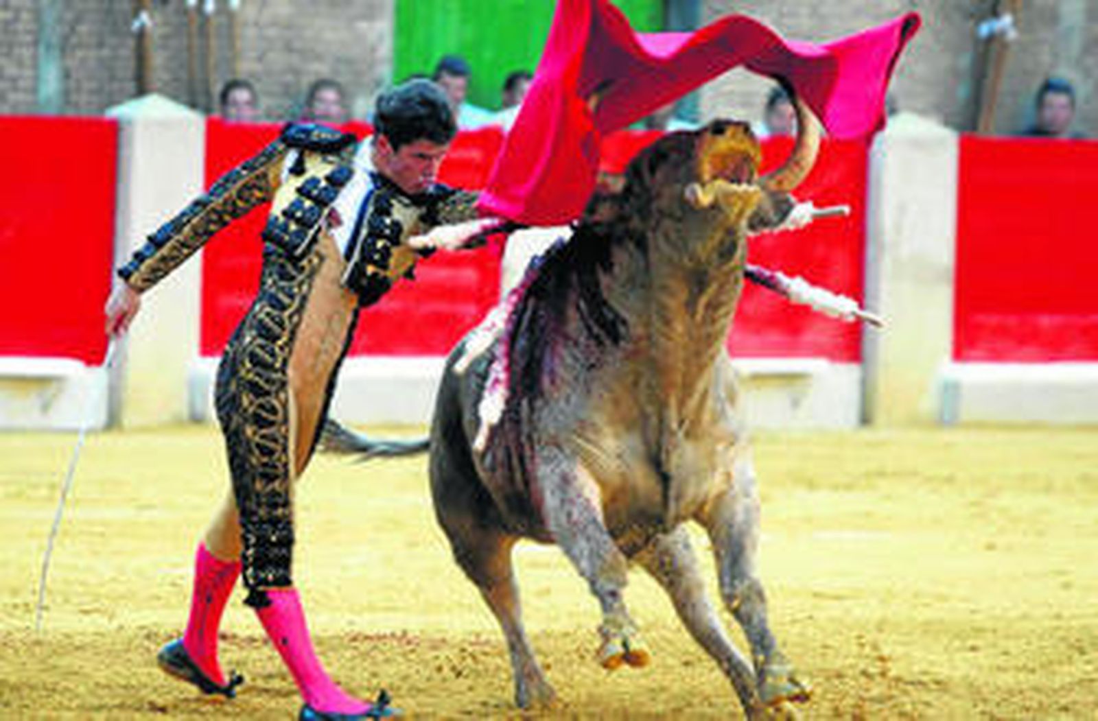 Daniel Luque salió ayer a hombros del coso granadino.