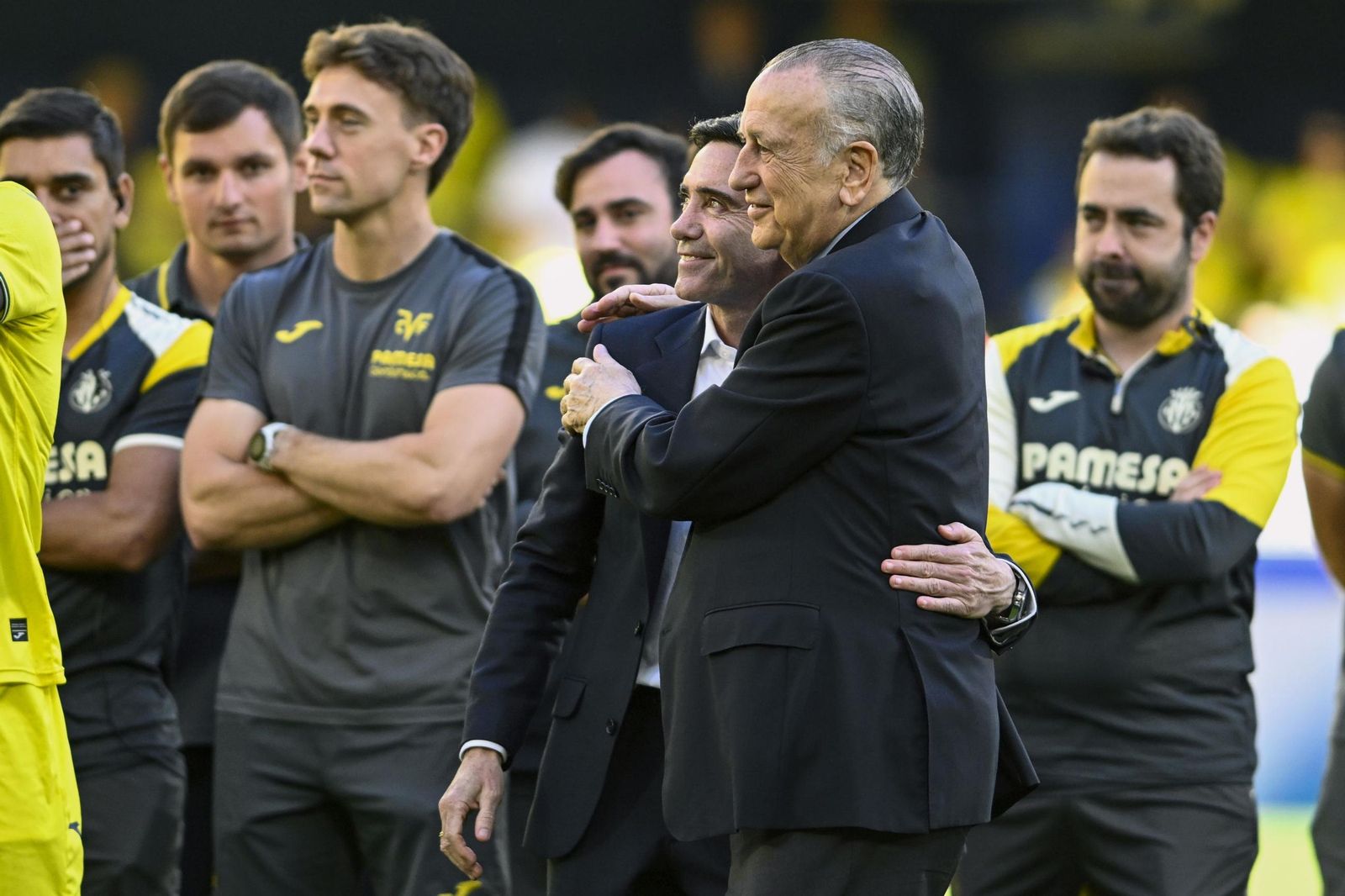 Marcelino García Toral y Fernando Roig, entrenador y presidente del Villarreal, abrazados tras el partido ante el Sevilla.