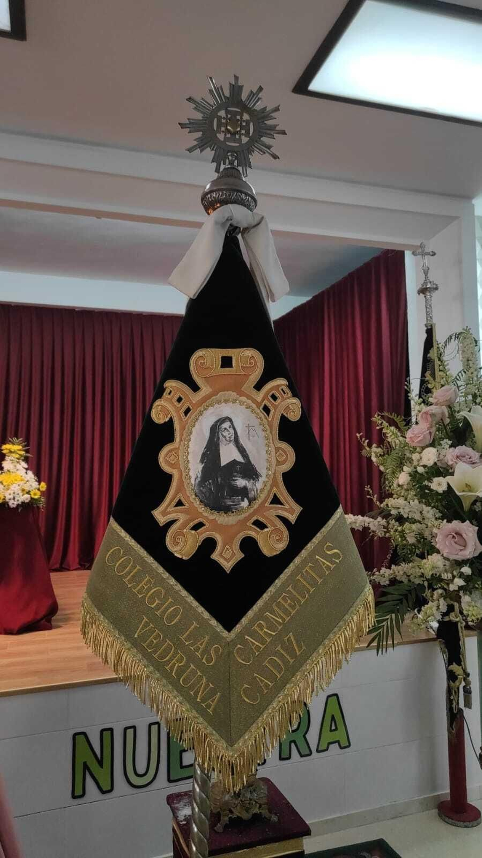 Nuevo banderín del colegio de Las Carmelitas.