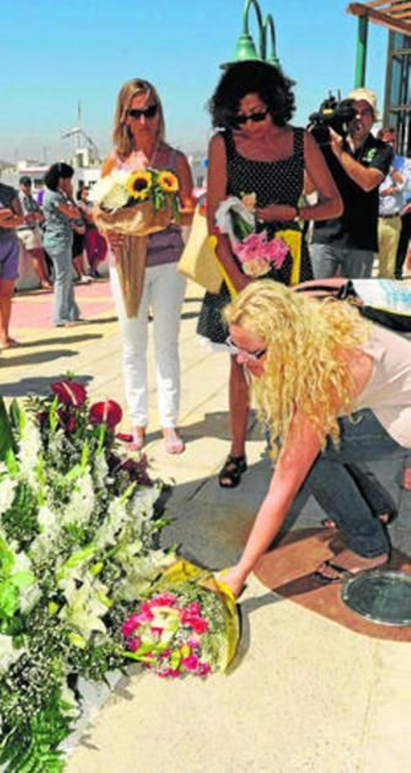 Familiares de los fallecidos en el vuelo celebran una ofrenda floral.