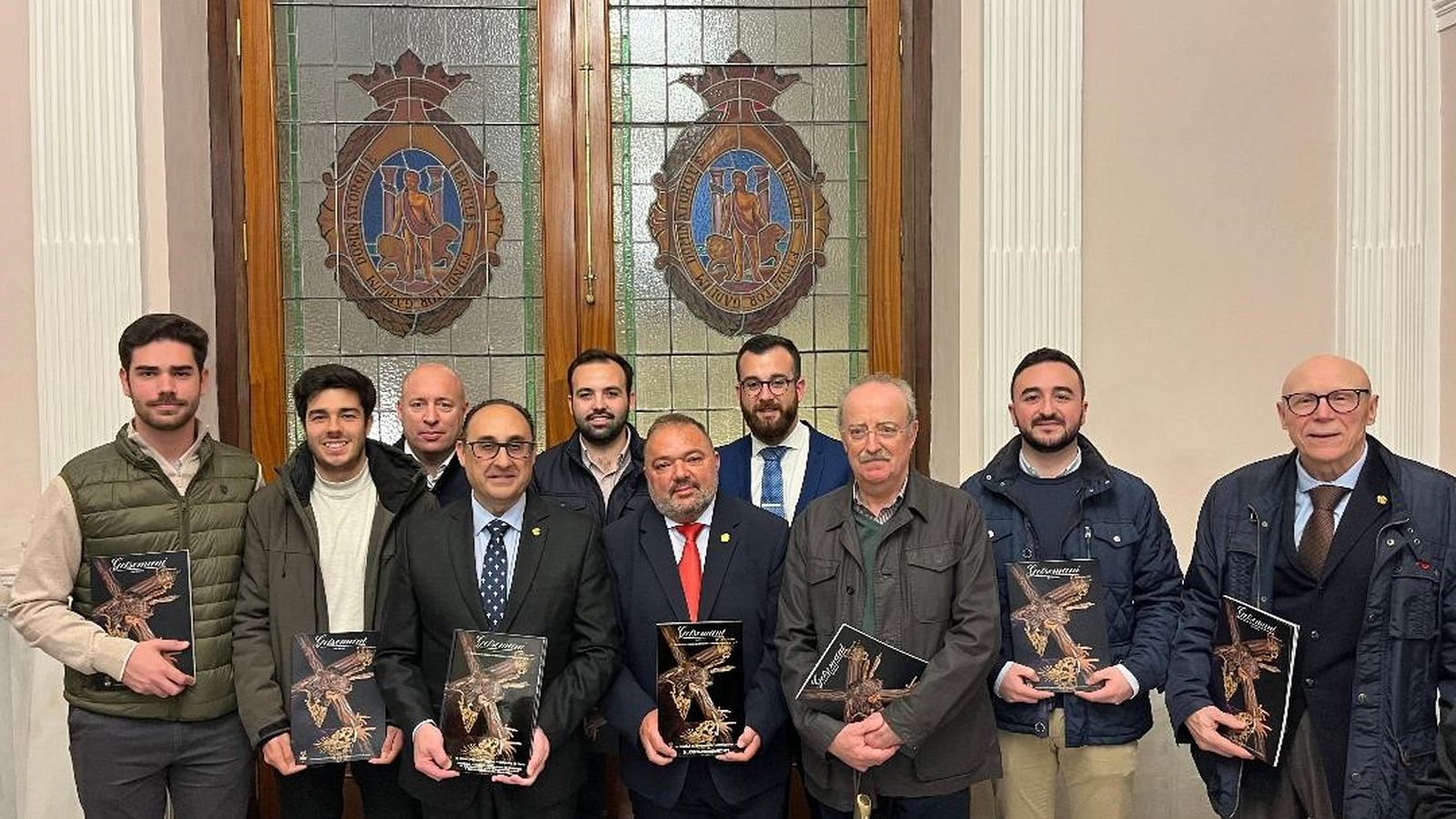 El Hermano Mayor del Nazareno del Amor Manuel Mota y David Benítez con un grupo de hermanos de la cofradía del Nazareno del Amor.