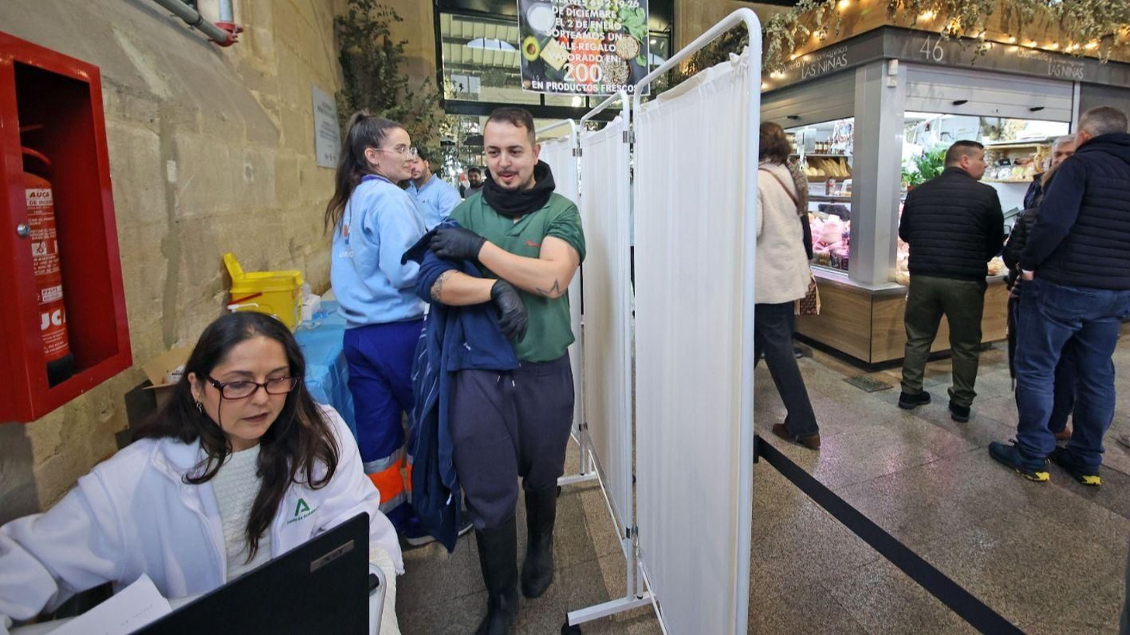 Puesto de vacunación contra la gripe, este sábado en la plaza de abastos de Jerez.